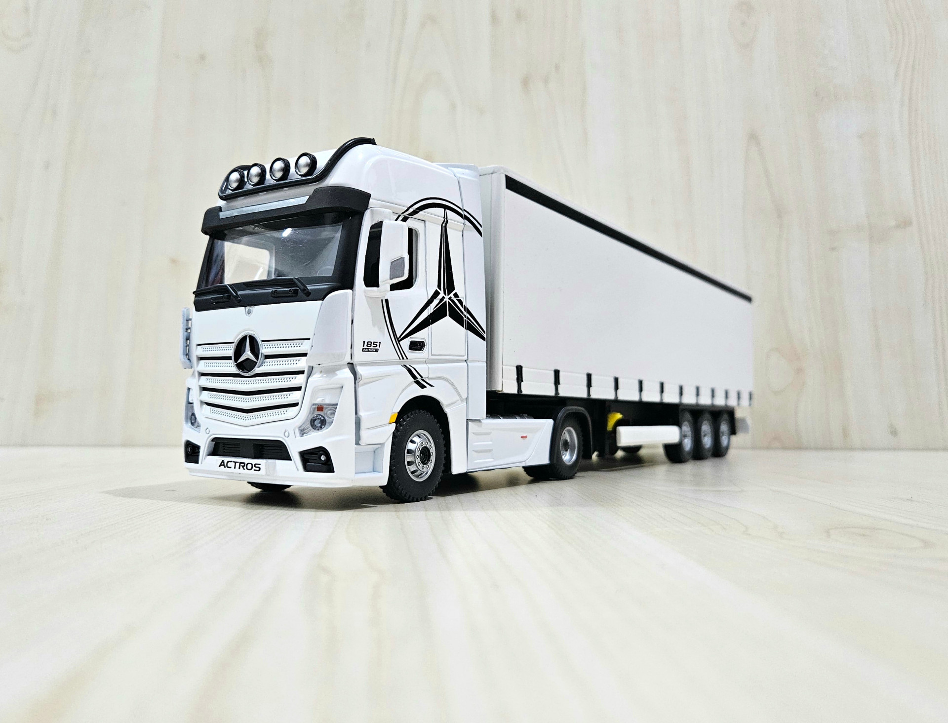1/36 BEYAZ MERCEDES ACTROS 1851 TENTE DORSELİ TIR MAKETİ