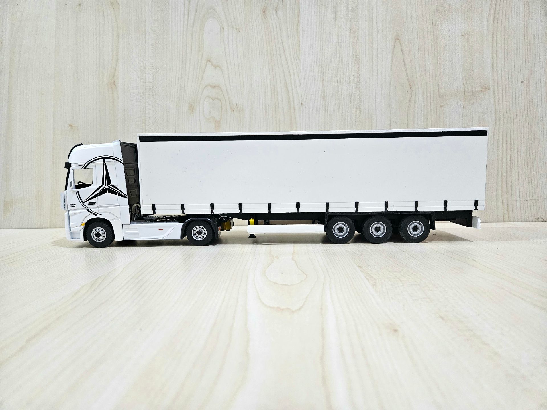 1/36 BEYAZ MERCEDES ACTROS 1851 TENTE DORSELİ TIR MAKETİ