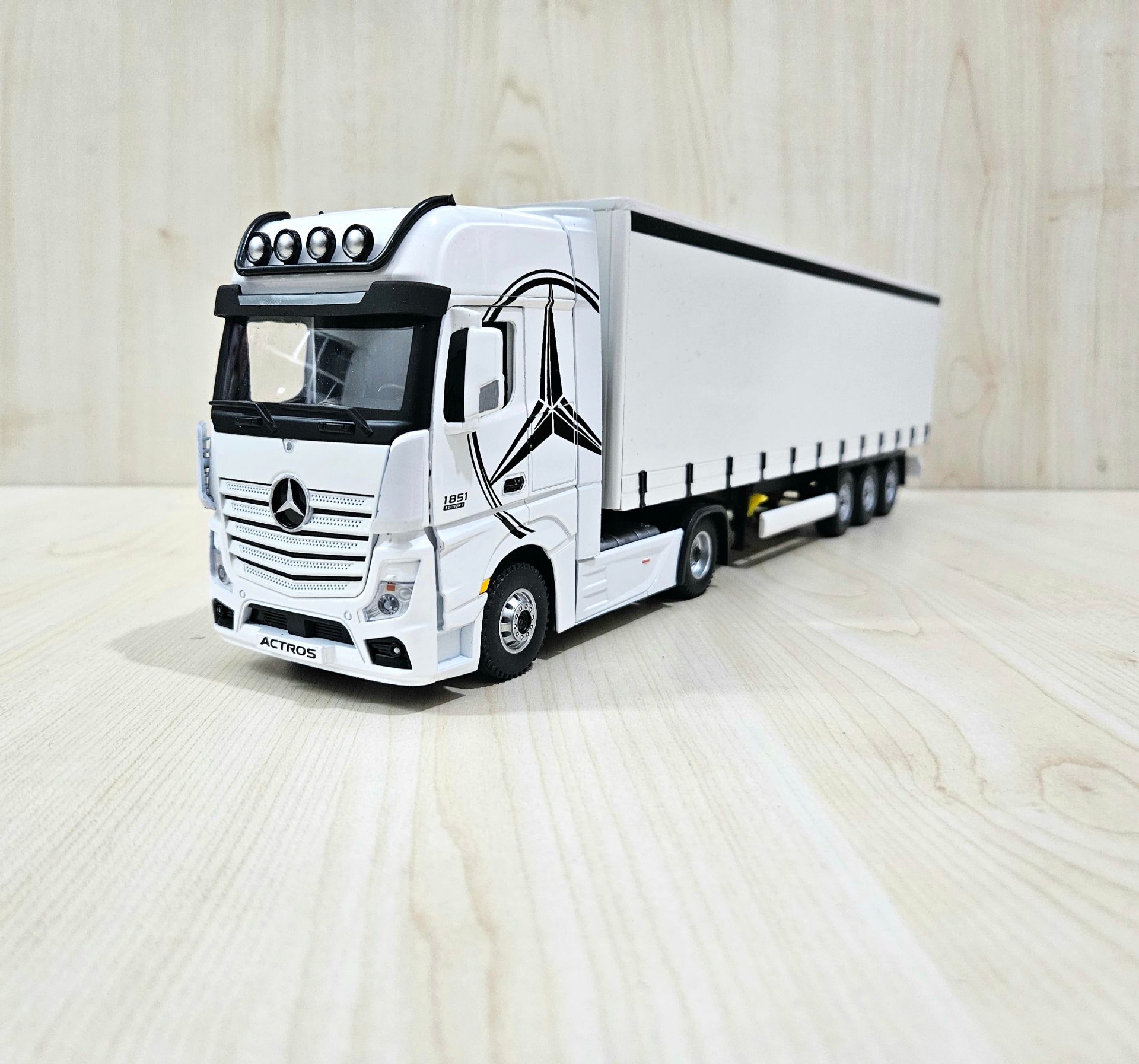 1/36 BEYAZ MERCEDES ACTROS 1851 TENTE DORSELİ TIR MAKETİ