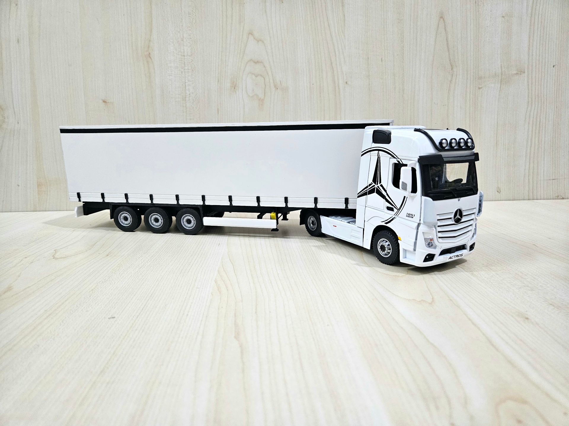 1/36 BEYAZ MERCEDES ACTROS 1851 TENTE DORSELİ TIR MAKETİ