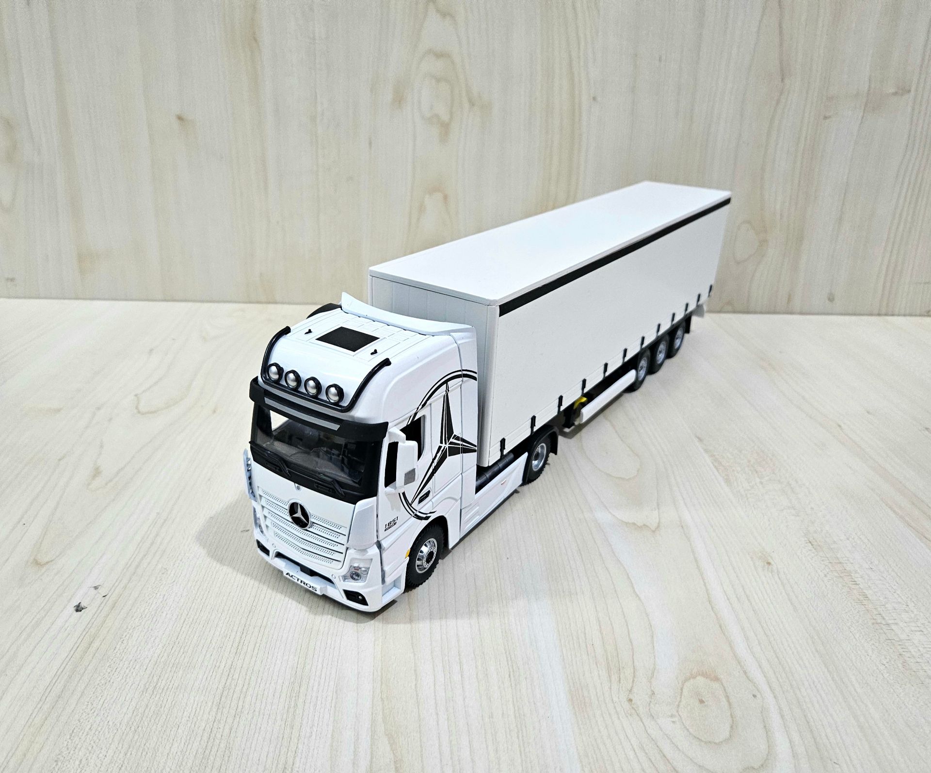 1/36 BEYAZ MERCEDES ACTROS 1851 TENTE DORSELİ TIR MAKETİ