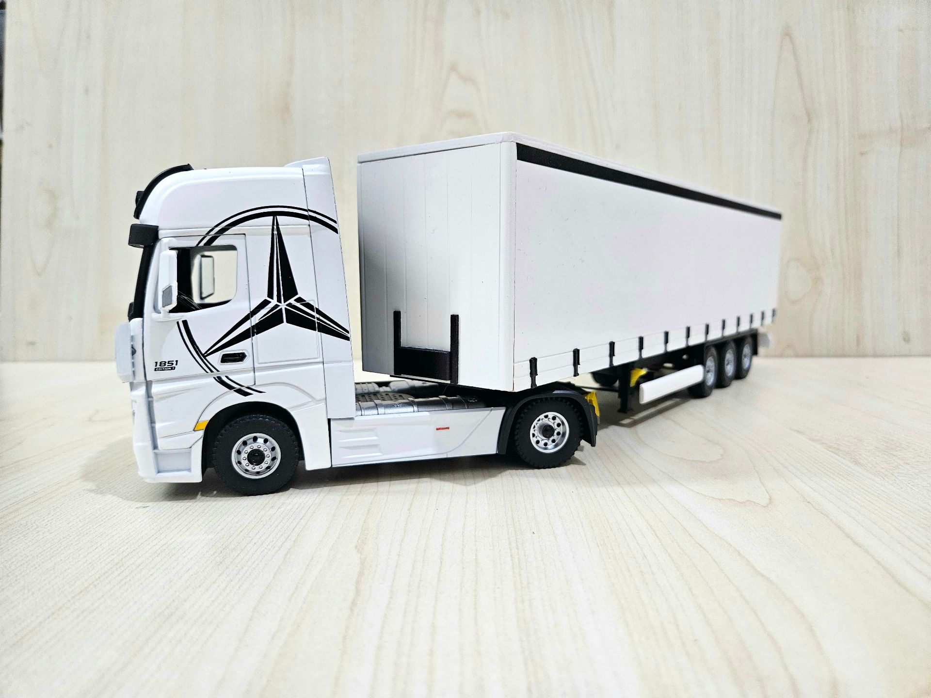 1/36 BEYAZ MERCEDES ACTROS 1851 TENTE DORSELİ TIR MAKETİ