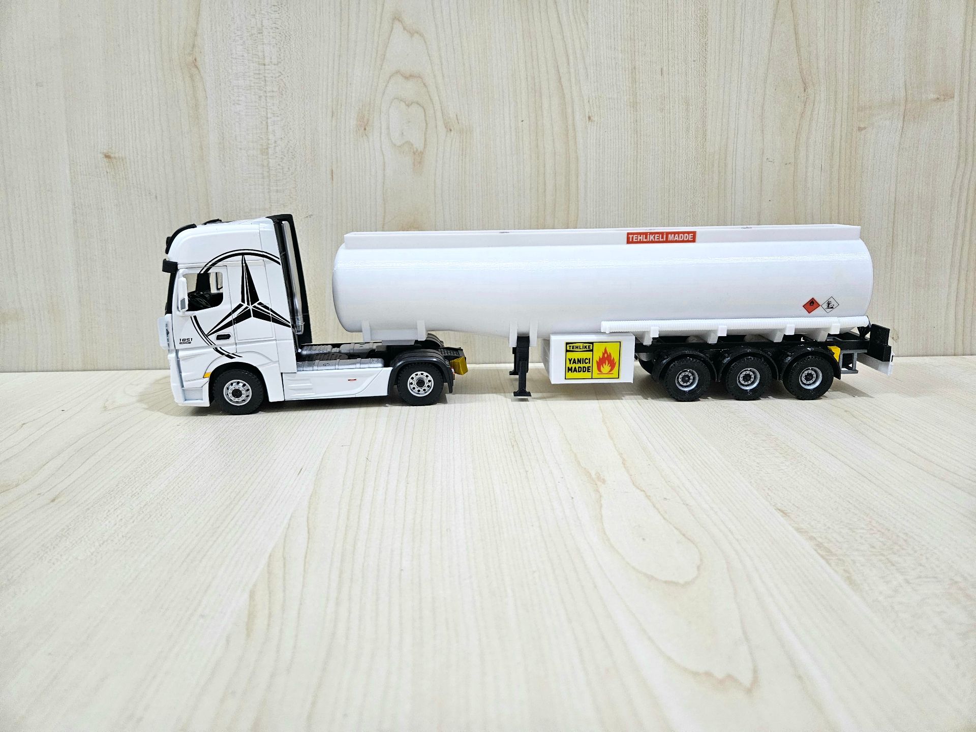 1/36 BEYAZ MERCEDES ACTROS 1851 TANKER DORSELİ TIR MAKETİ