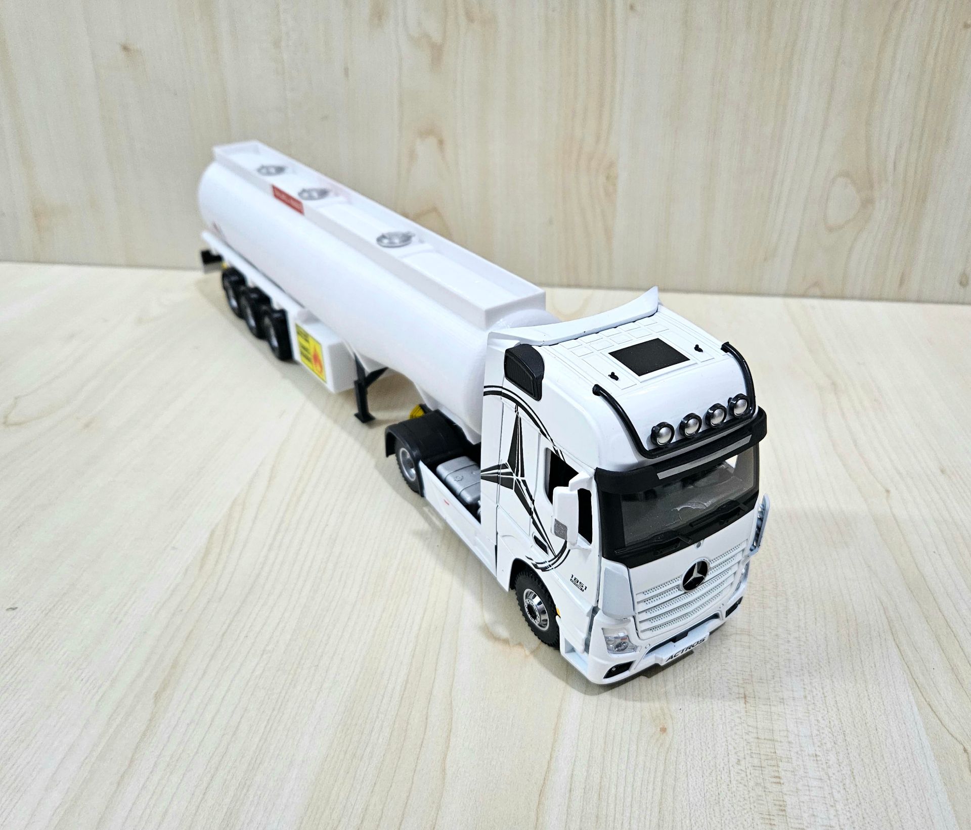 1/36 BEYAZ MERCEDES ACTROS 1851 TANKER DORSELİ TIR MAKETİ