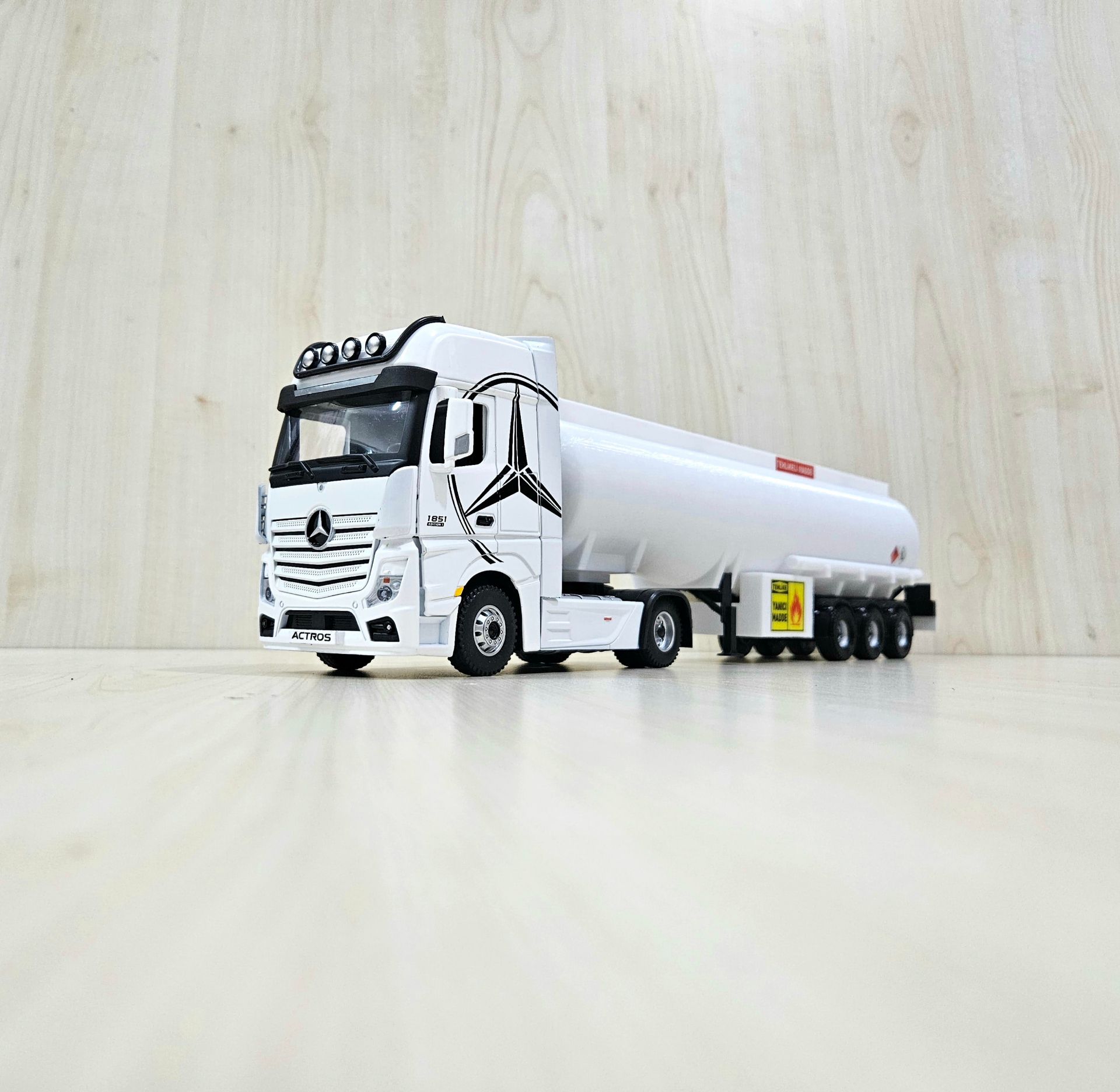 1/36 BEYAZ MERCEDES ACTROS 1851 TANKER DORSELİ TIR MAKETİ