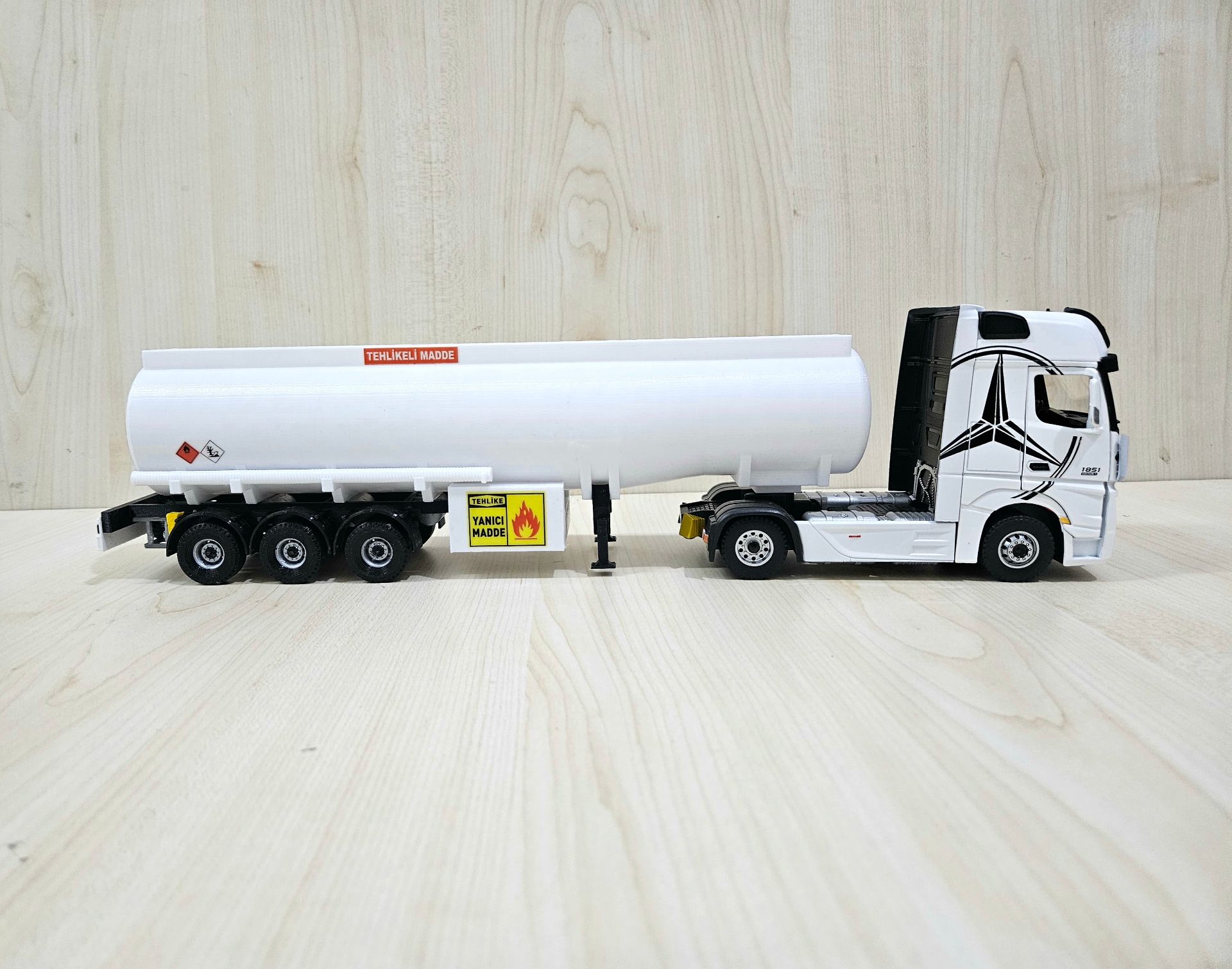 1/36 BEYAZ MERCEDES ACTROS 1851 TANKER DORSELİ TIR MAKETİ