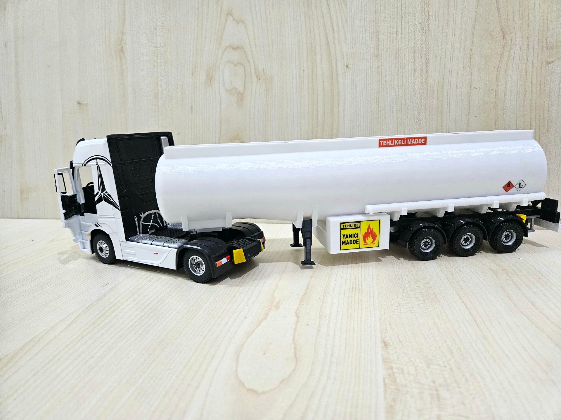 1/36 BEYAZ MERCEDES ACTROS 1851 TANKER DORSELİ TIR MAKETİ