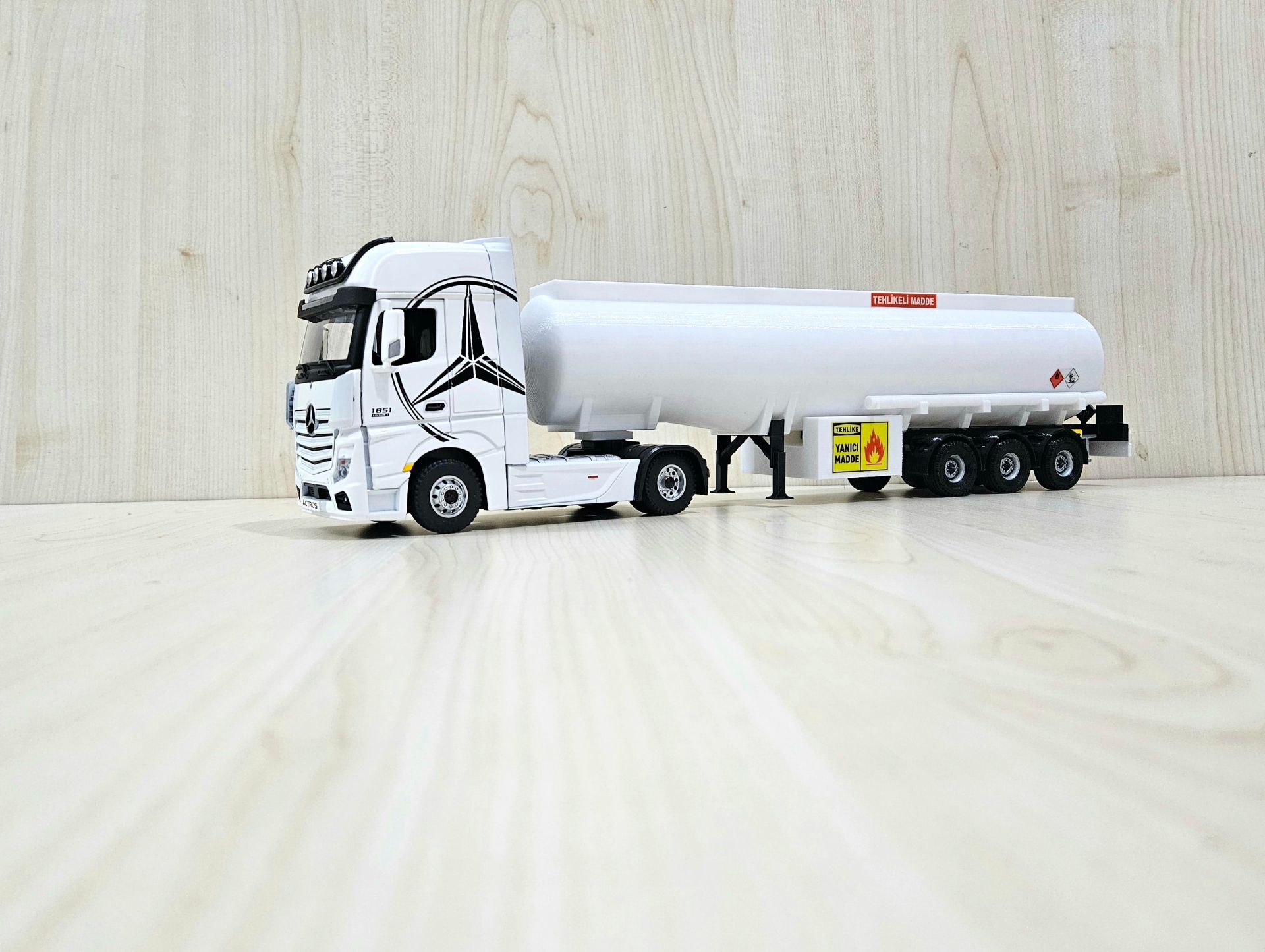1/36 BEYAZ MERCEDES ACTROS 1851 TANKER DORSELİ TIR MAKETİ