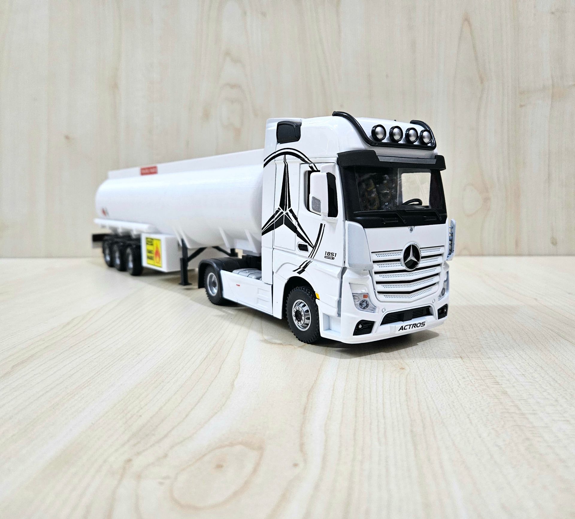 1/36 BEYAZ MERCEDES ACTROS 1851 TANKER DORSELİ TIR MAKETİ