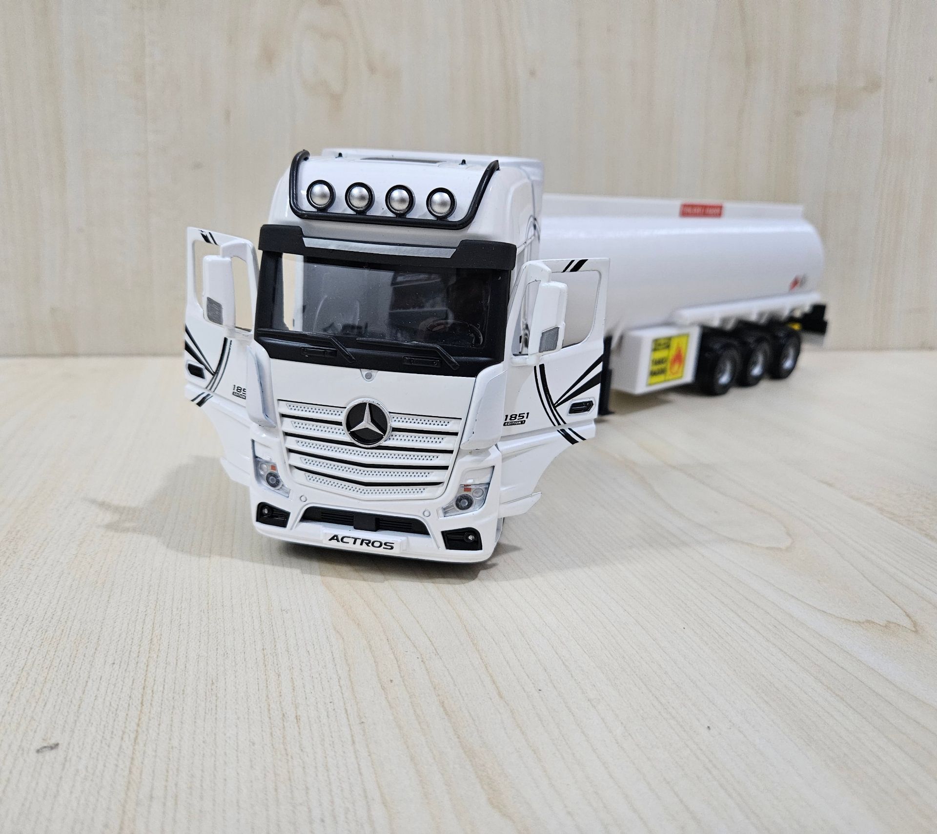 1/36 BEYAZ MERCEDES ACTROS 1851 TANKER DORSELİ TIR MAKETİ
