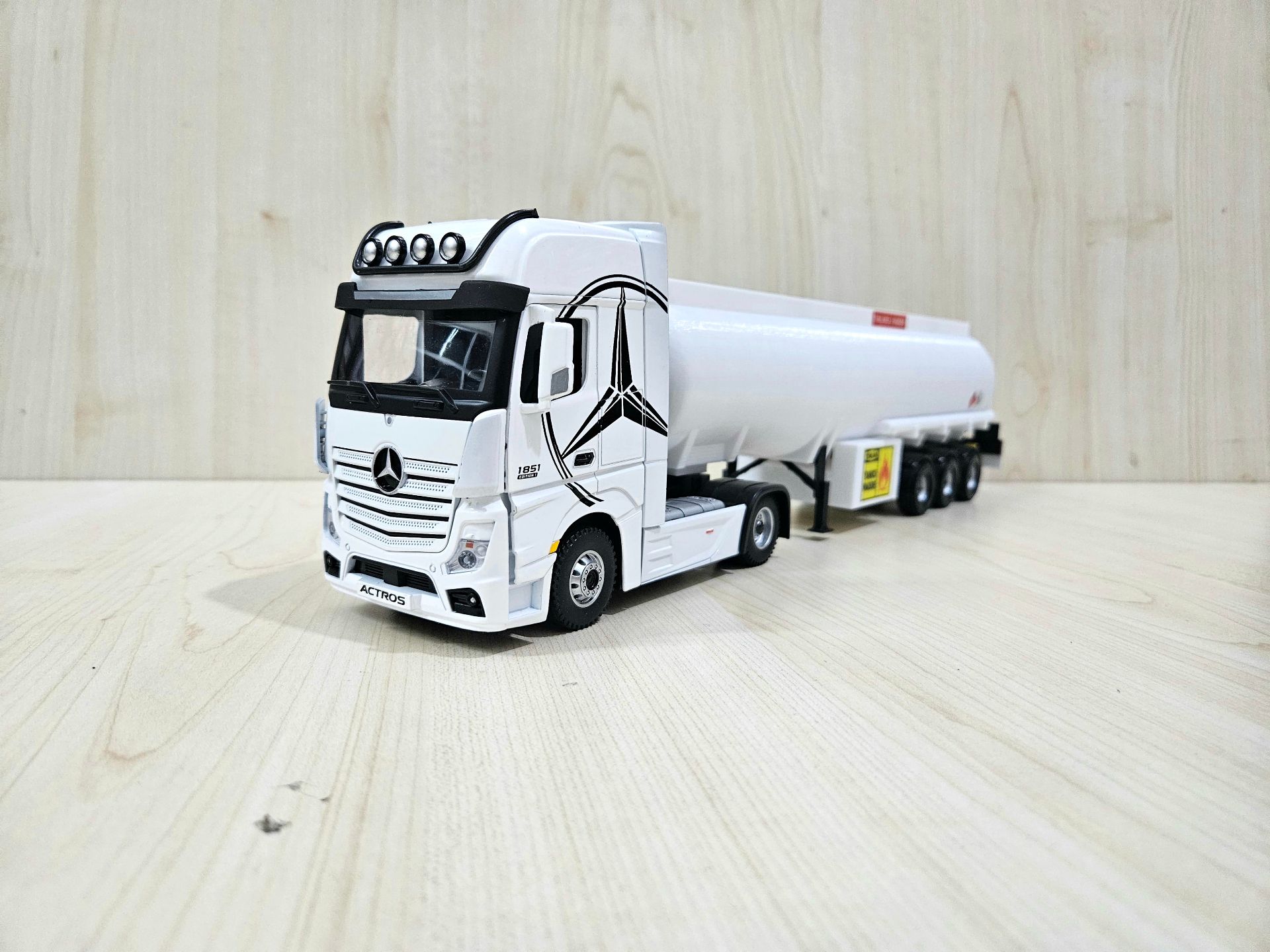 1/36 BEYAZ MERCEDES ACTROS 1851 TANKER DORSELİ TIR MAKETİ