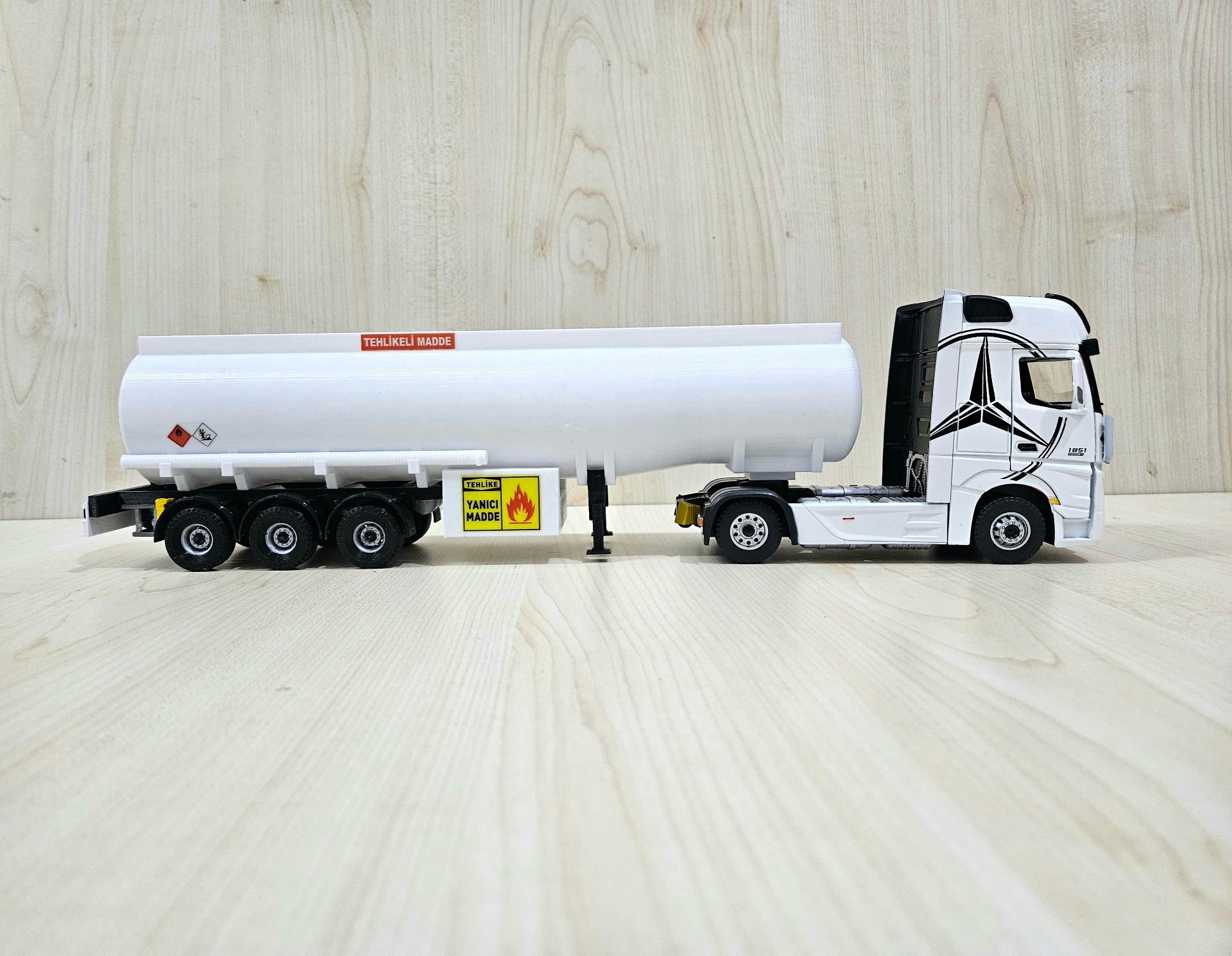 1/36 BEYAZ MERCEDES ACTROS 1851 TANKER DORSELİ TIR MAKETİ