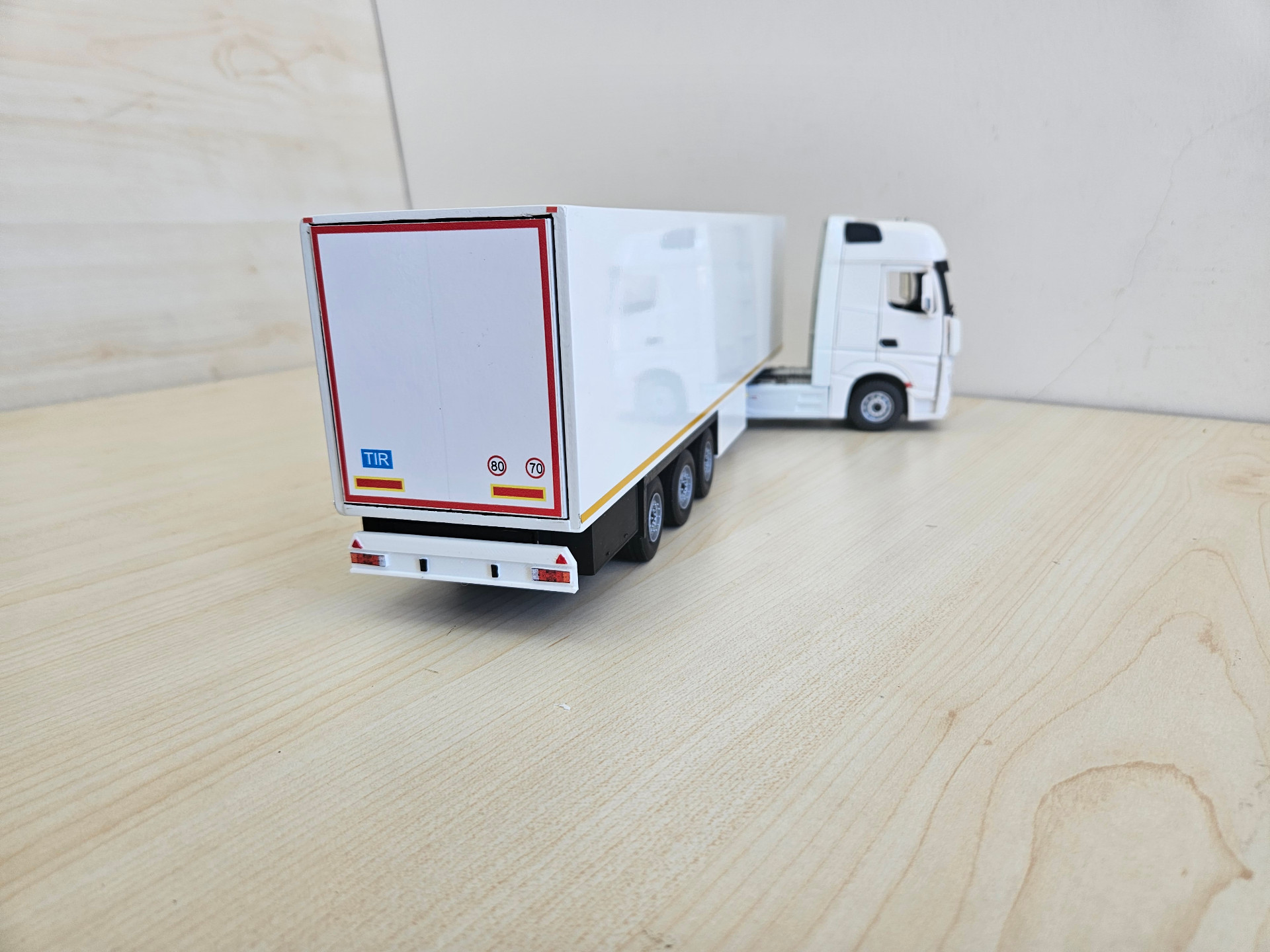 1/36 BEYAZ MERCEDES ACTROS 1851 FRIGO DORSELİ TIR MAKETİ