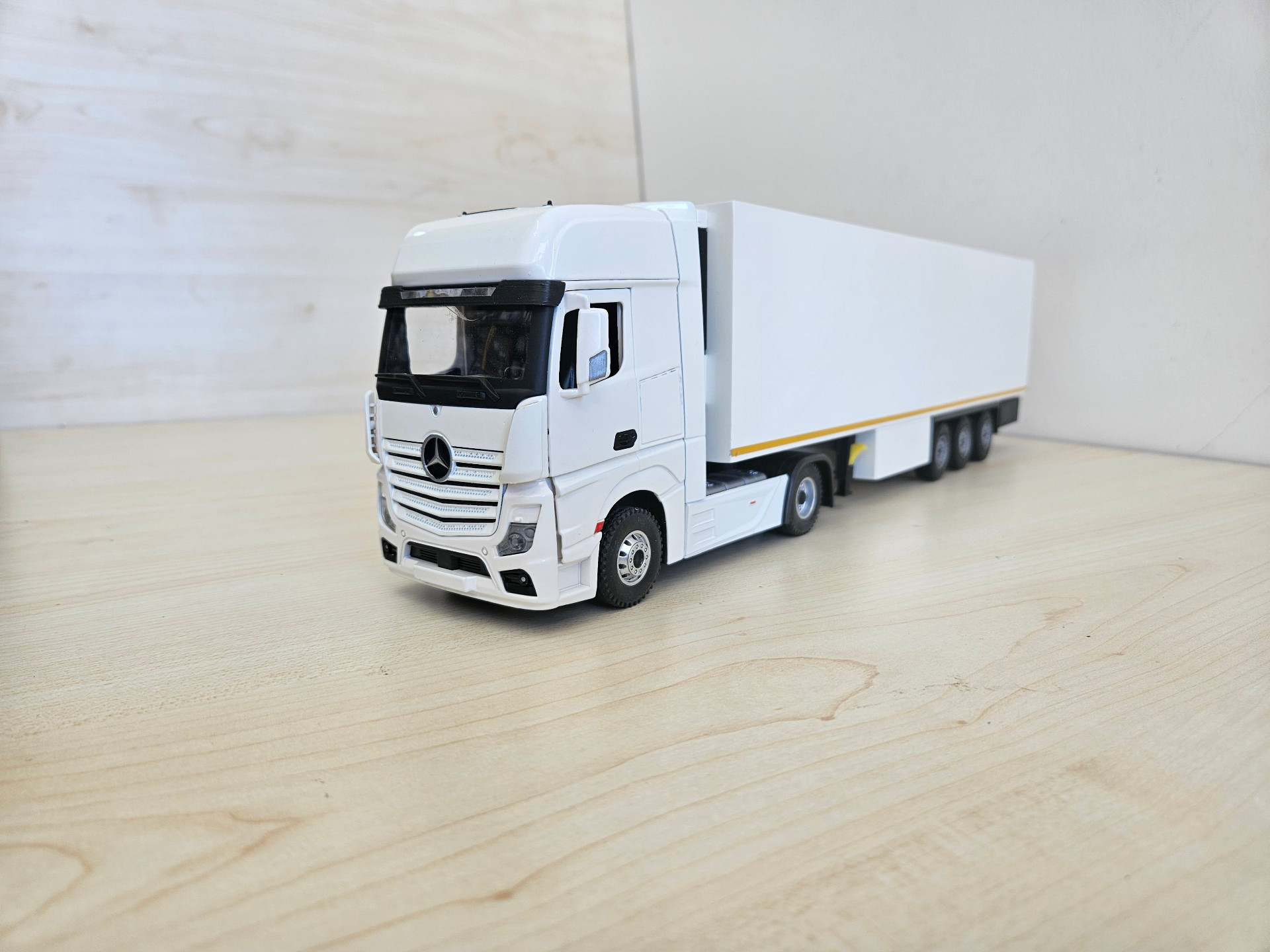 1/36 BEYAZ MERCEDES ACTROS 1851 FRIGO DORSELİ TIR MAKETİ