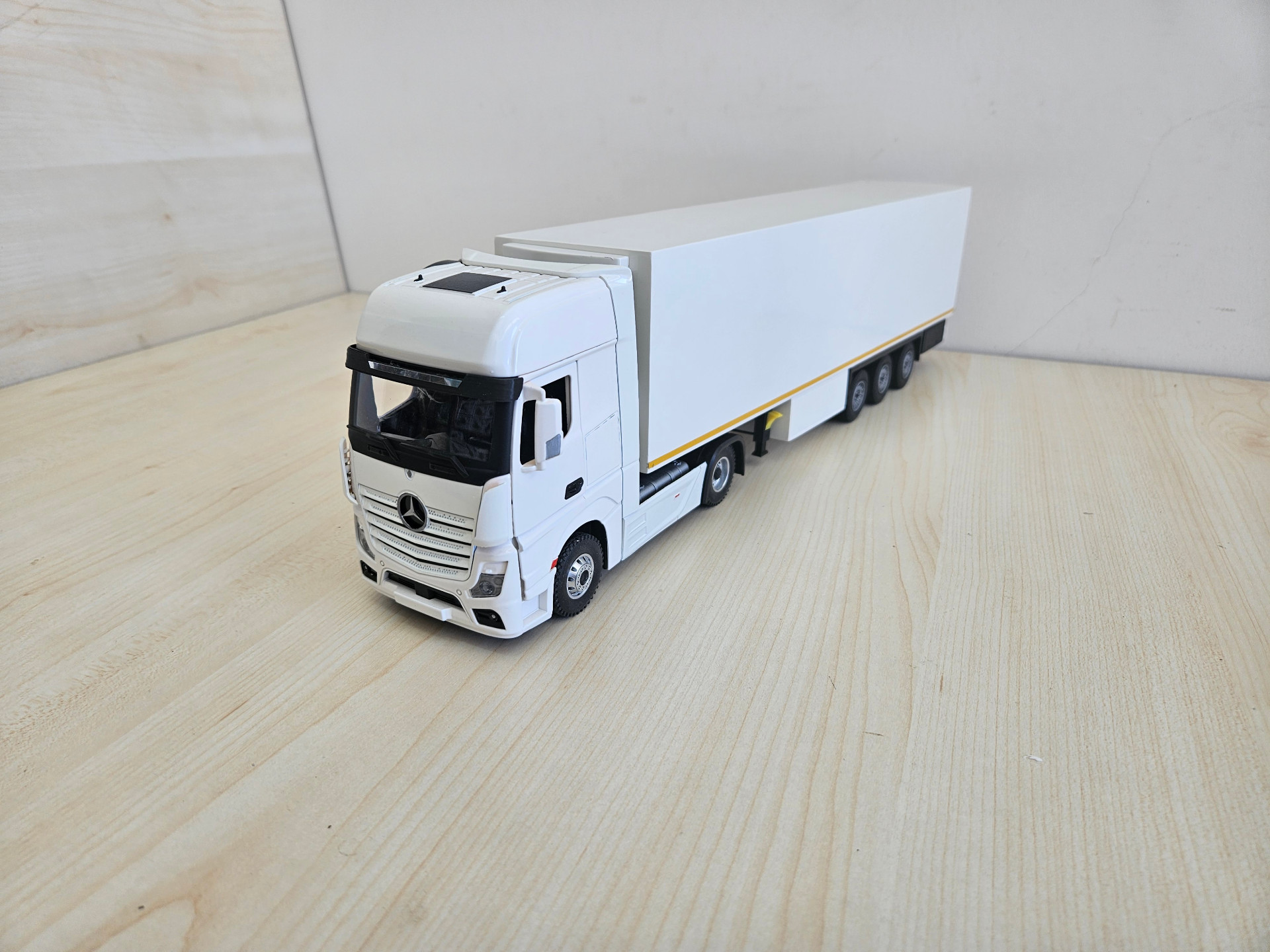 1/36 BEYAZ MERCEDES ACTROS 1851 FRIGO DORSELİ TIR MAKETİ