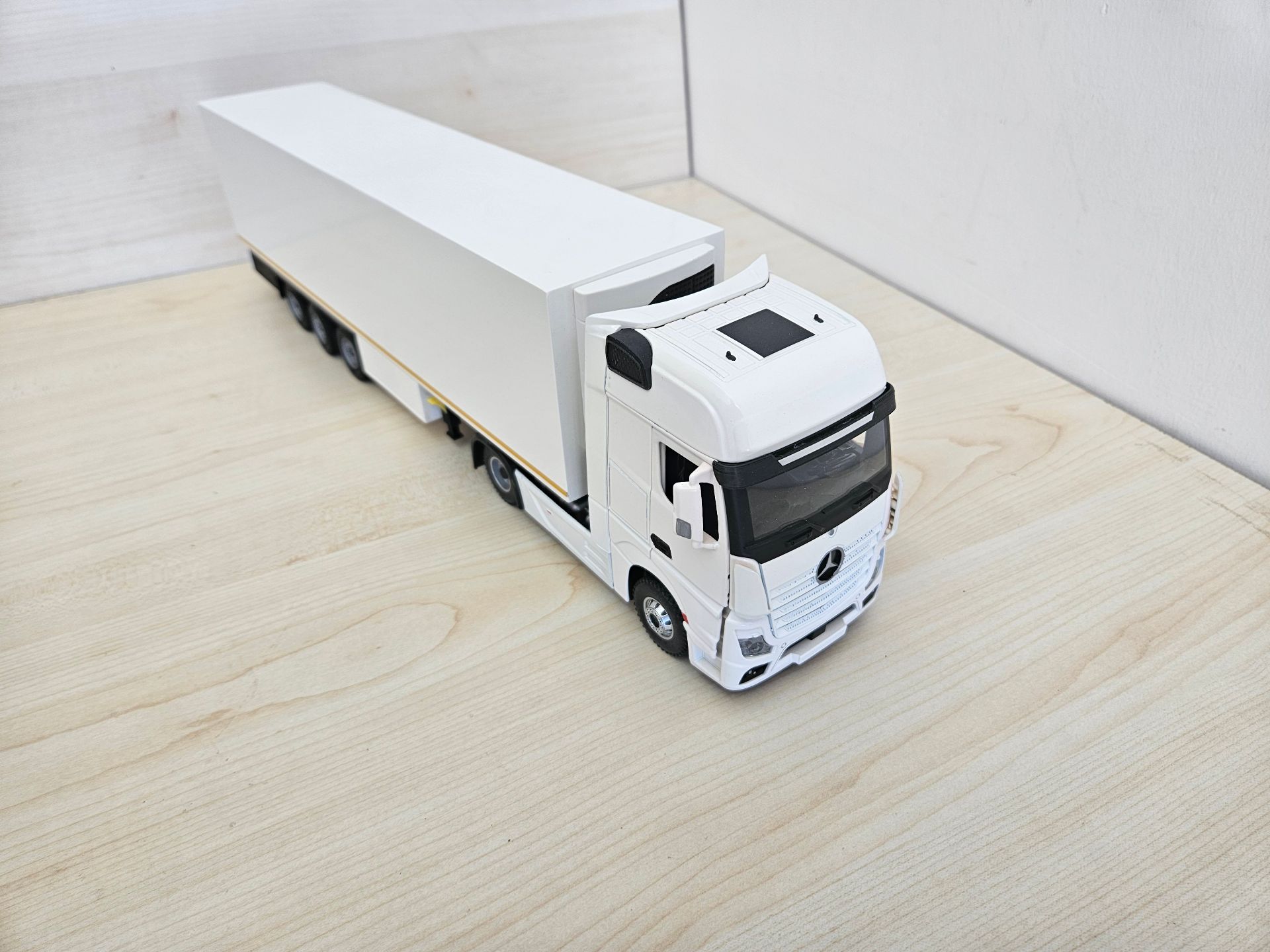 1/36 BEYAZ MERCEDES ACTROS 1851 FRIGO DORSELİ TIR MAKETİ