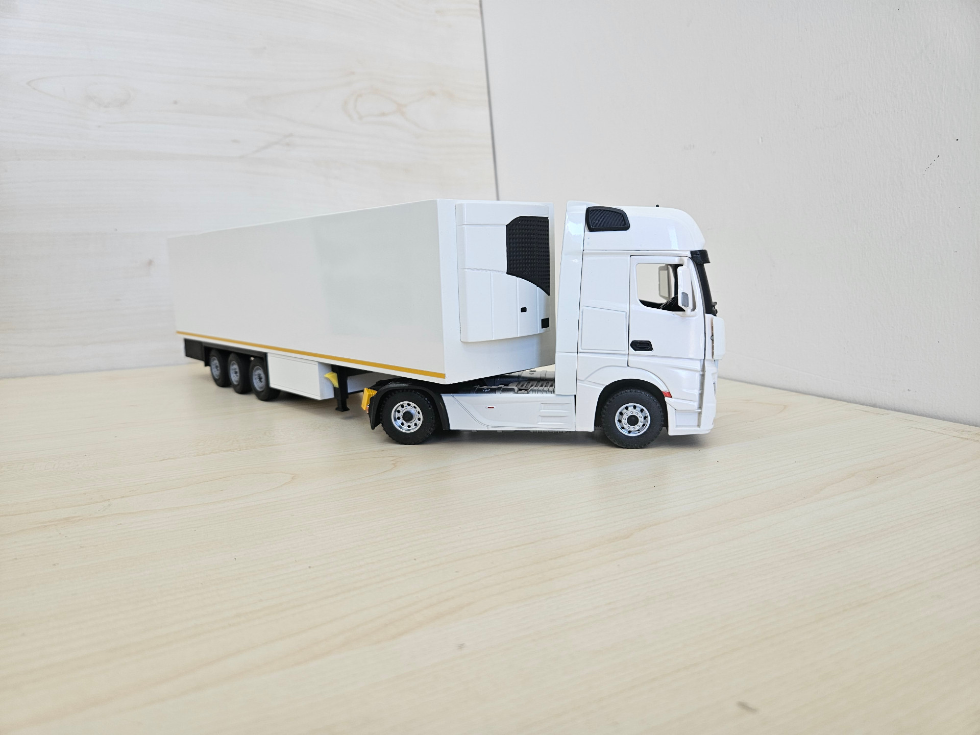 1/36 BEYAZ MERCEDES ACTROS 1851 FRIGO DORSELİ TIR MAKETİ
