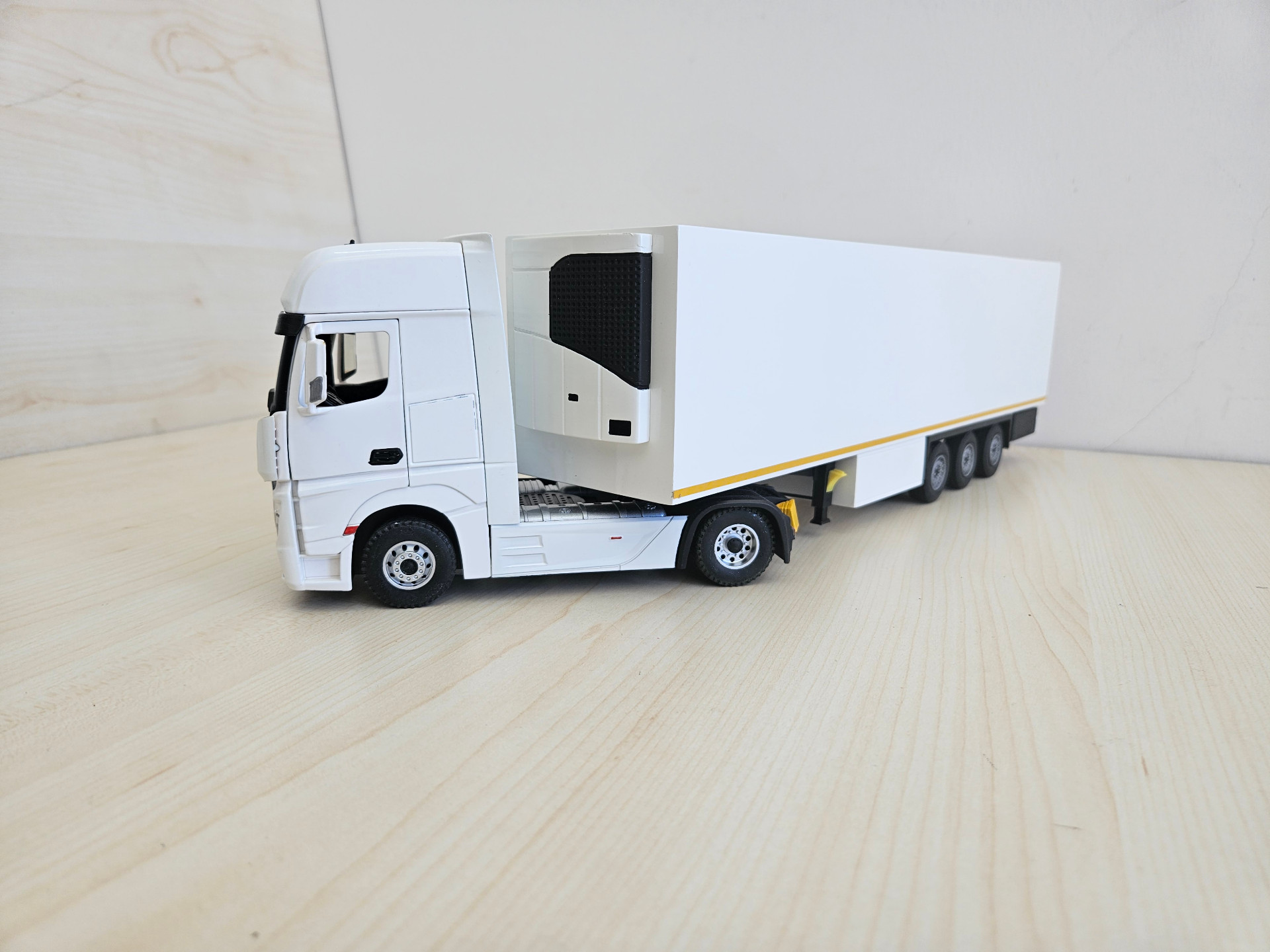 1/36 BEYAZ MERCEDES ACTROS 1851 FRIGO DORSELİ TIR MAKETİ