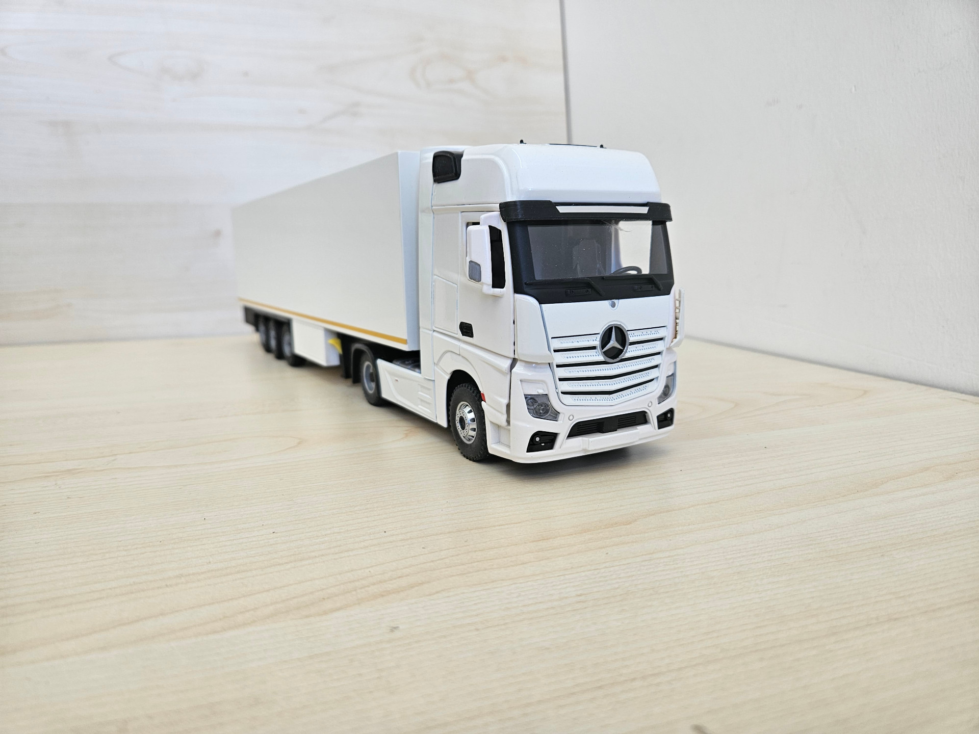 1/36 BEYAZ MERCEDES ACTROS 1851 FRIGO DORSELİ TIR MAKETİ