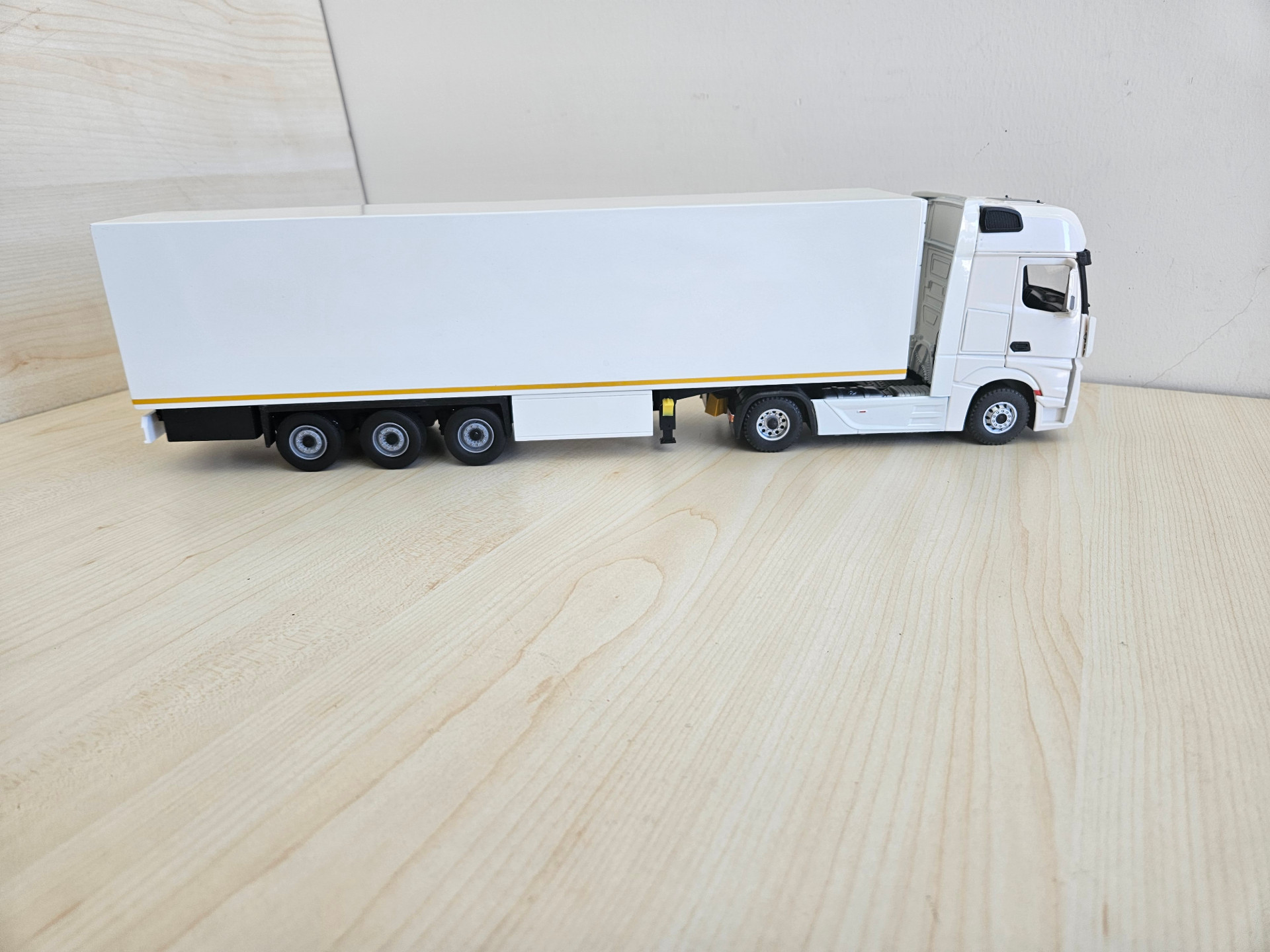 1/36 BEYAZ MERCEDES ACTROS 1851 FRIGO DORSELİ TIR MAKETİ