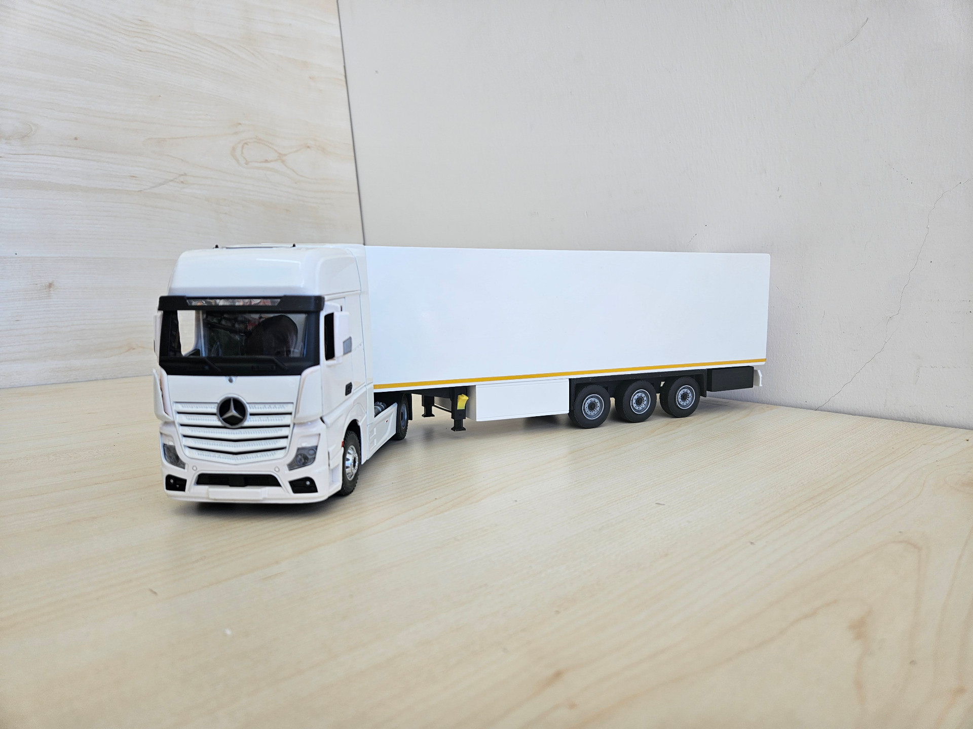 1/36 BEYAZ MERCEDES ACTROS 1851 FRIGO DORSELİ TIR MAKETİ