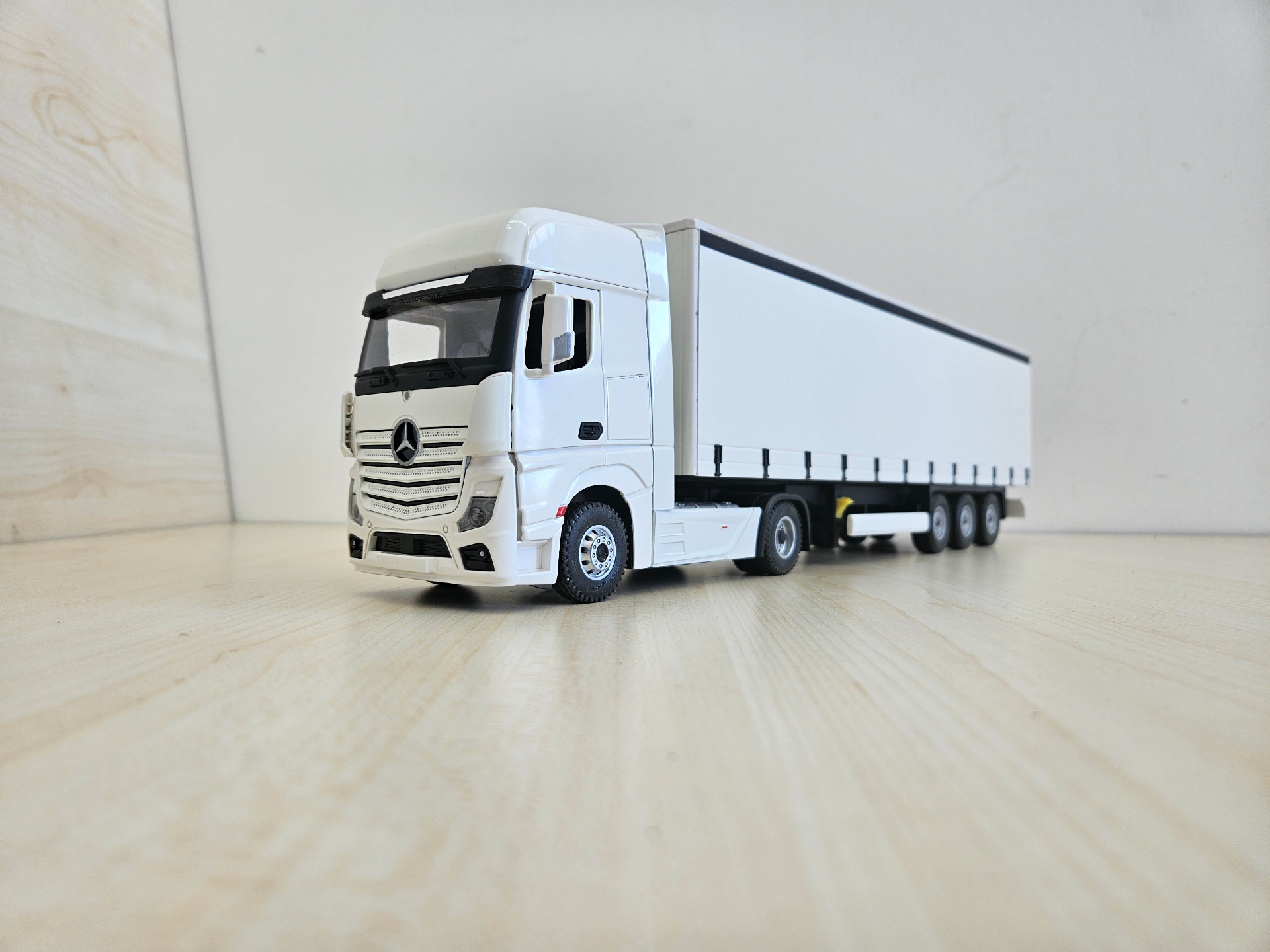 1/36 BEYAZ MERCEDES ACTROS 1851 TENTE DORSELİ TIR MAKETİ