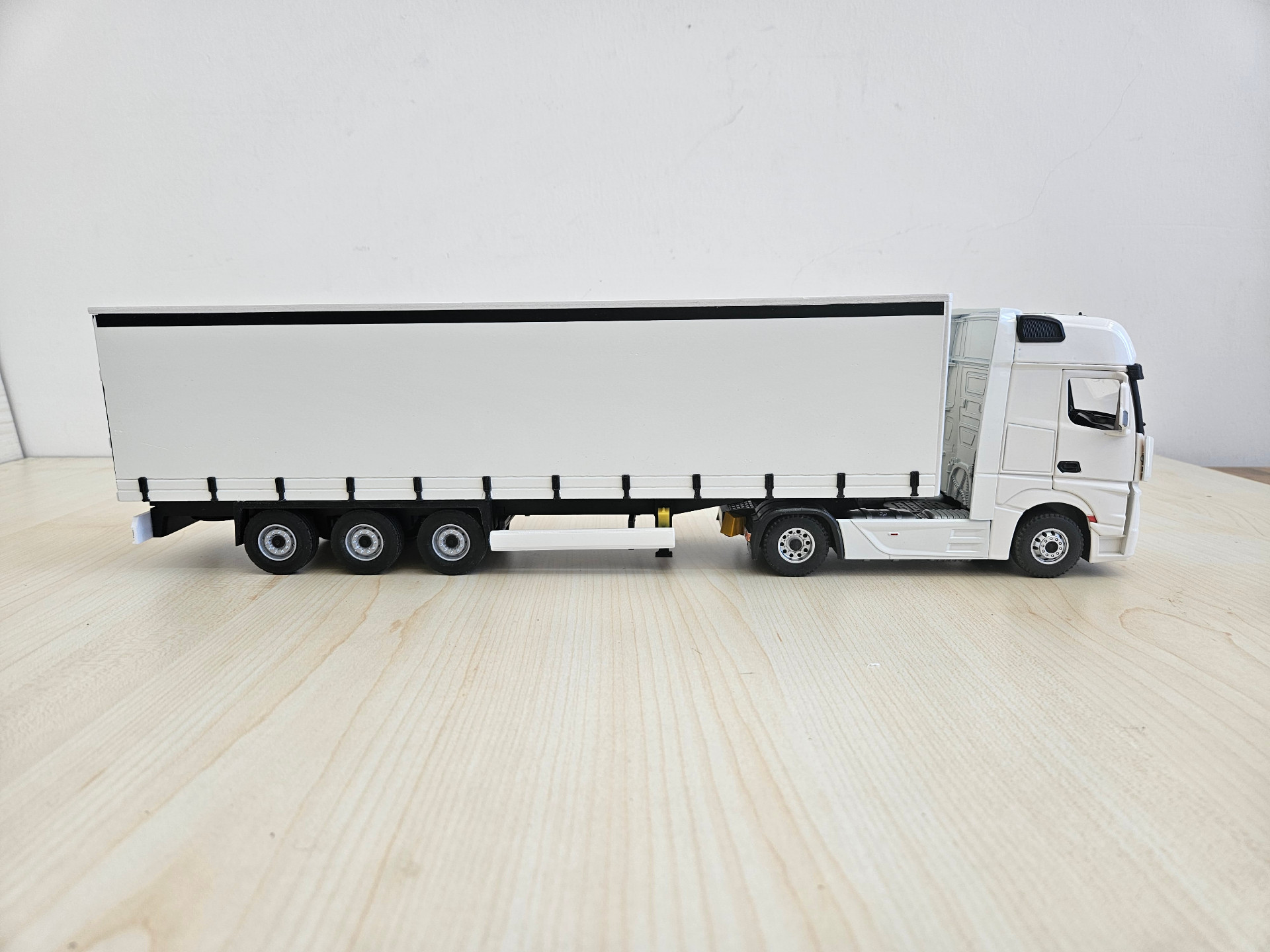 1/36 BEYAZ MERCEDES ACTROS 1851 TENTE DORSELİ TIR MAKETİ