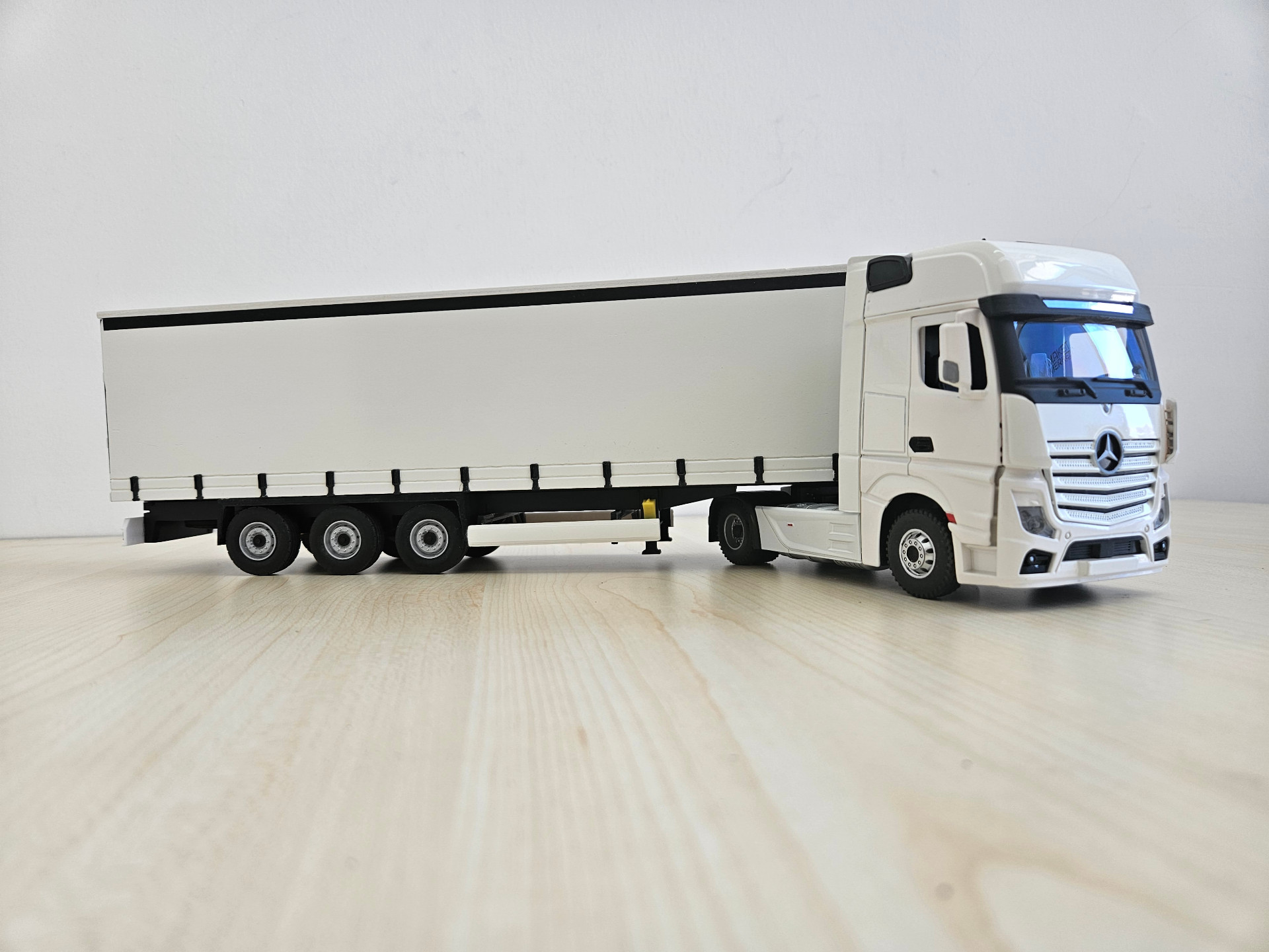 1/36 BEYAZ MERCEDES ACTROS 1851 TENTE DORSELİ TIR MAKETİ