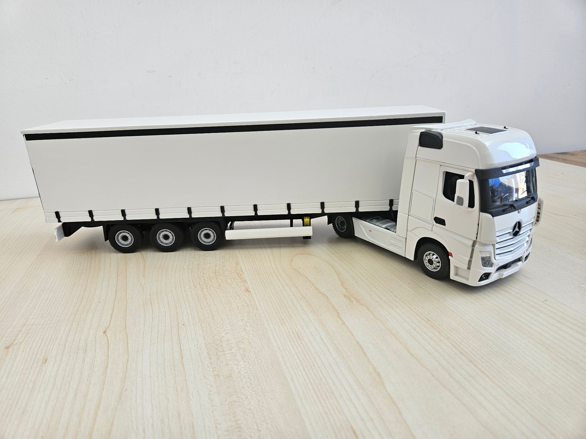 1/36 BEYAZ MERCEDES ACTROS 1851 TENTE DORSELİ TIR MAKETİ