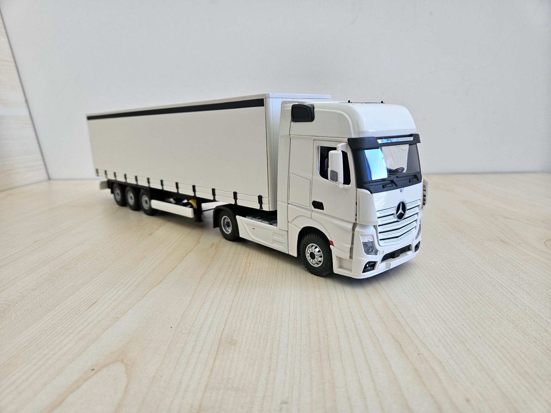 1/36 BEYAZ MERCEDES ACTROS 1851 TENTE DORSELİ TIR MAKETİ