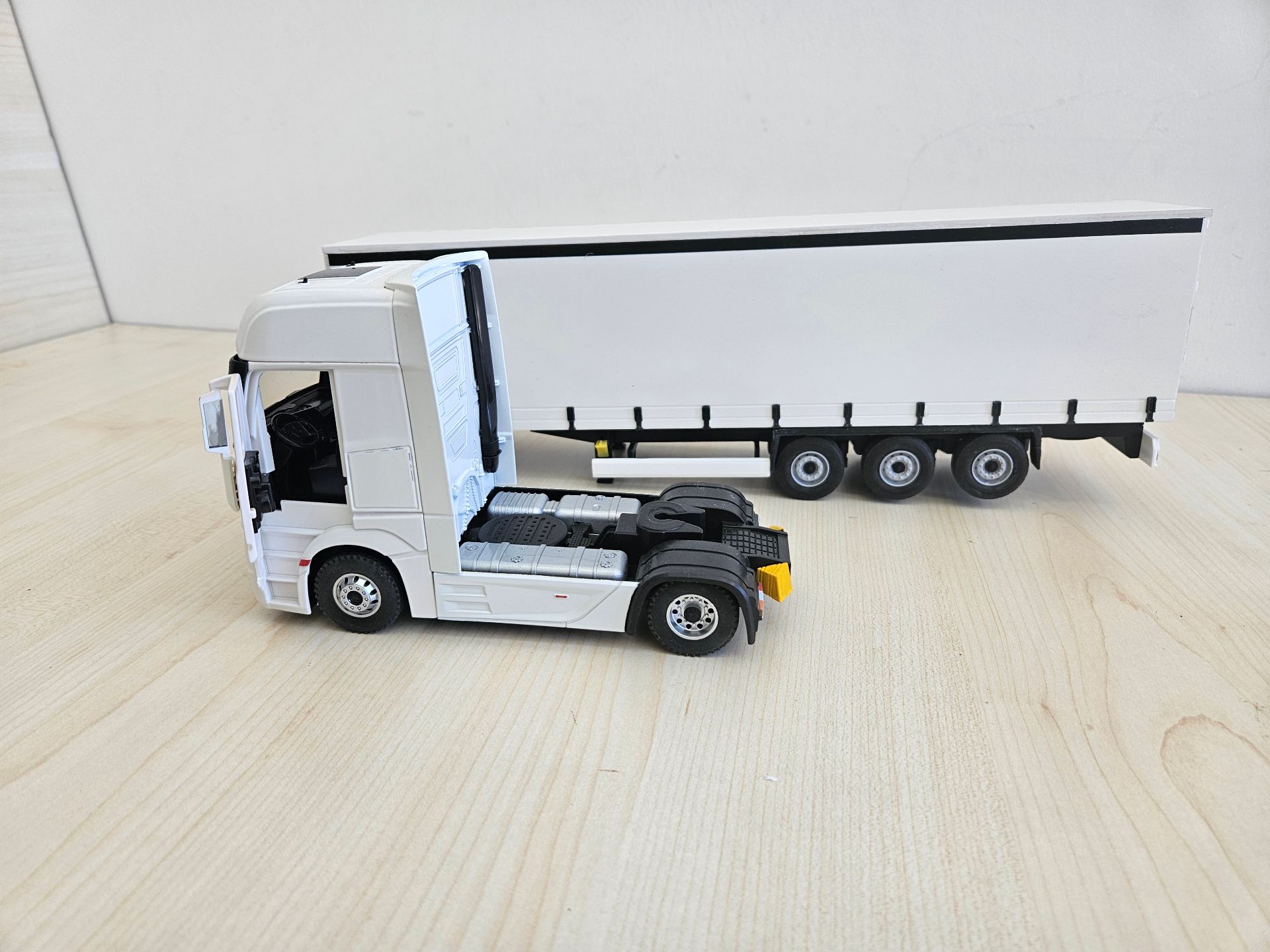 1/36 BEYAZ MERCEDES ACTROS 1851 TENTE DORSELİ TIR MAKETİ