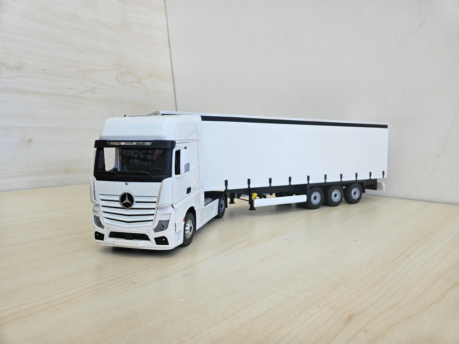 1/36 BEYAZ MERCEDES ACTROS 1851 TENTE DORSELİ TIR MAKETİ