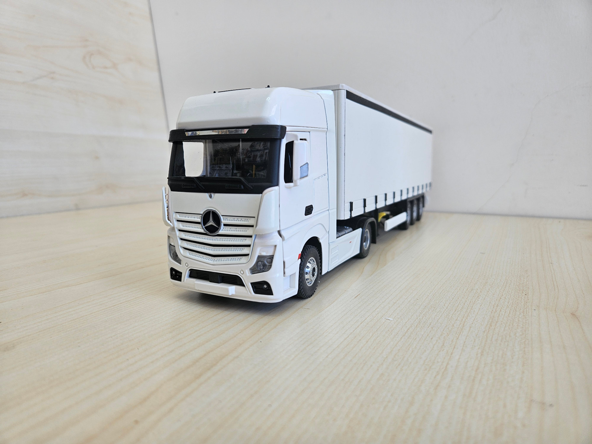 1/36 BEYAZ MERCEDES ACTROS 1851 TENTE DORSELİ TIR MAKETİ