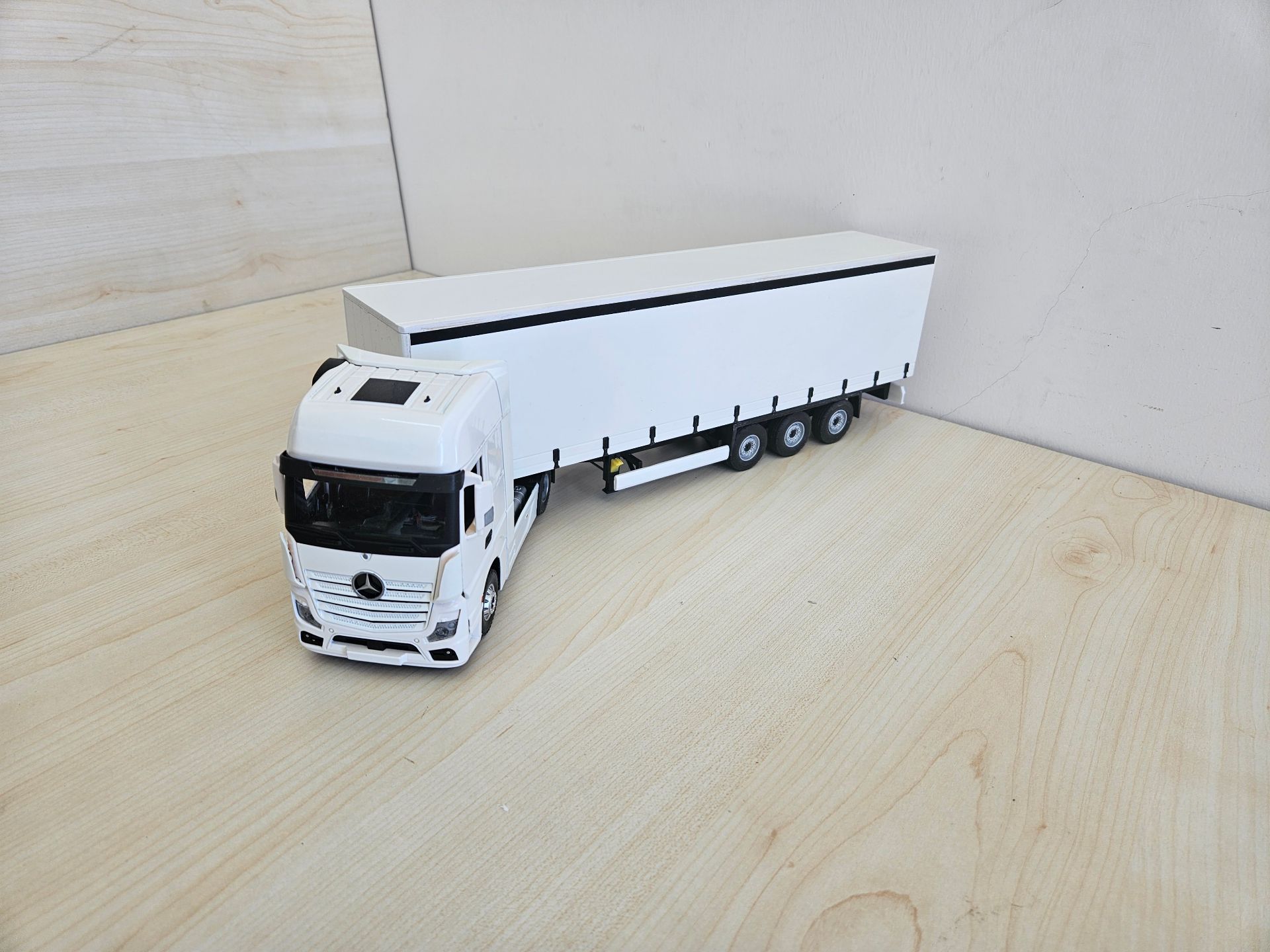 1/36 BEYAZ MERCEDES ACTROS 1851 TENTE DORSELİ TIR MAKETİ