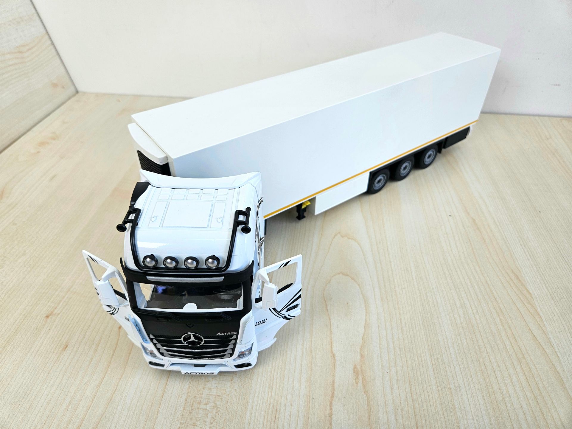 1/36 BEYAZ MERCEDES ACTROS 1851 FRIGO DORSELİ TIR MAKETİ