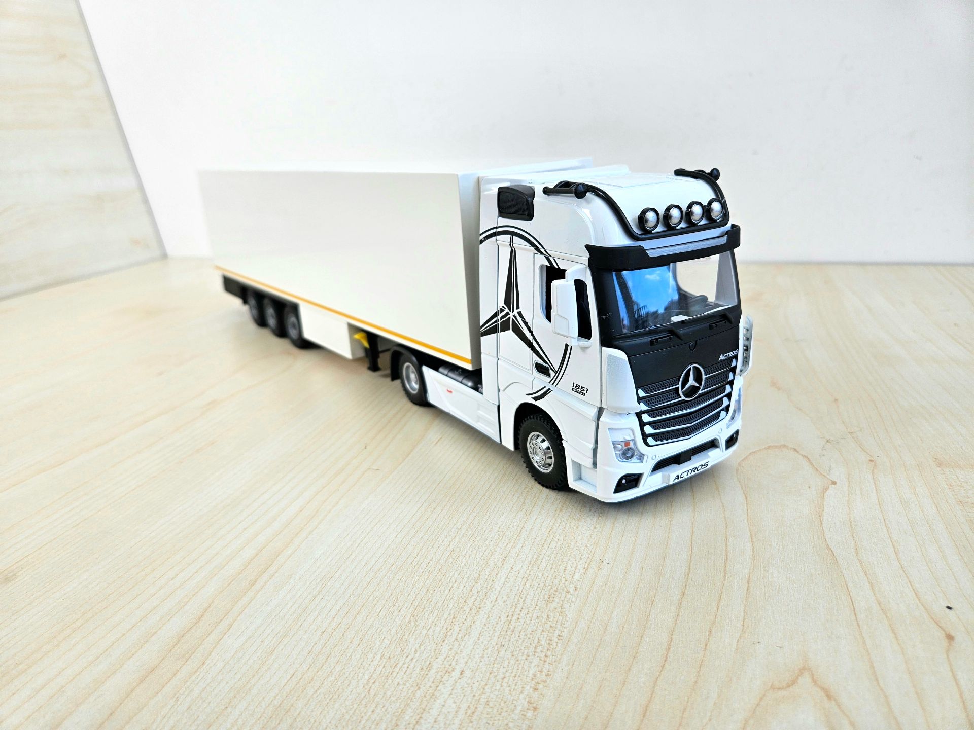 1/36 BEYAZ MERCEDES ACTROS 1851 FRIGO DORSELİ TIR MAKETİ