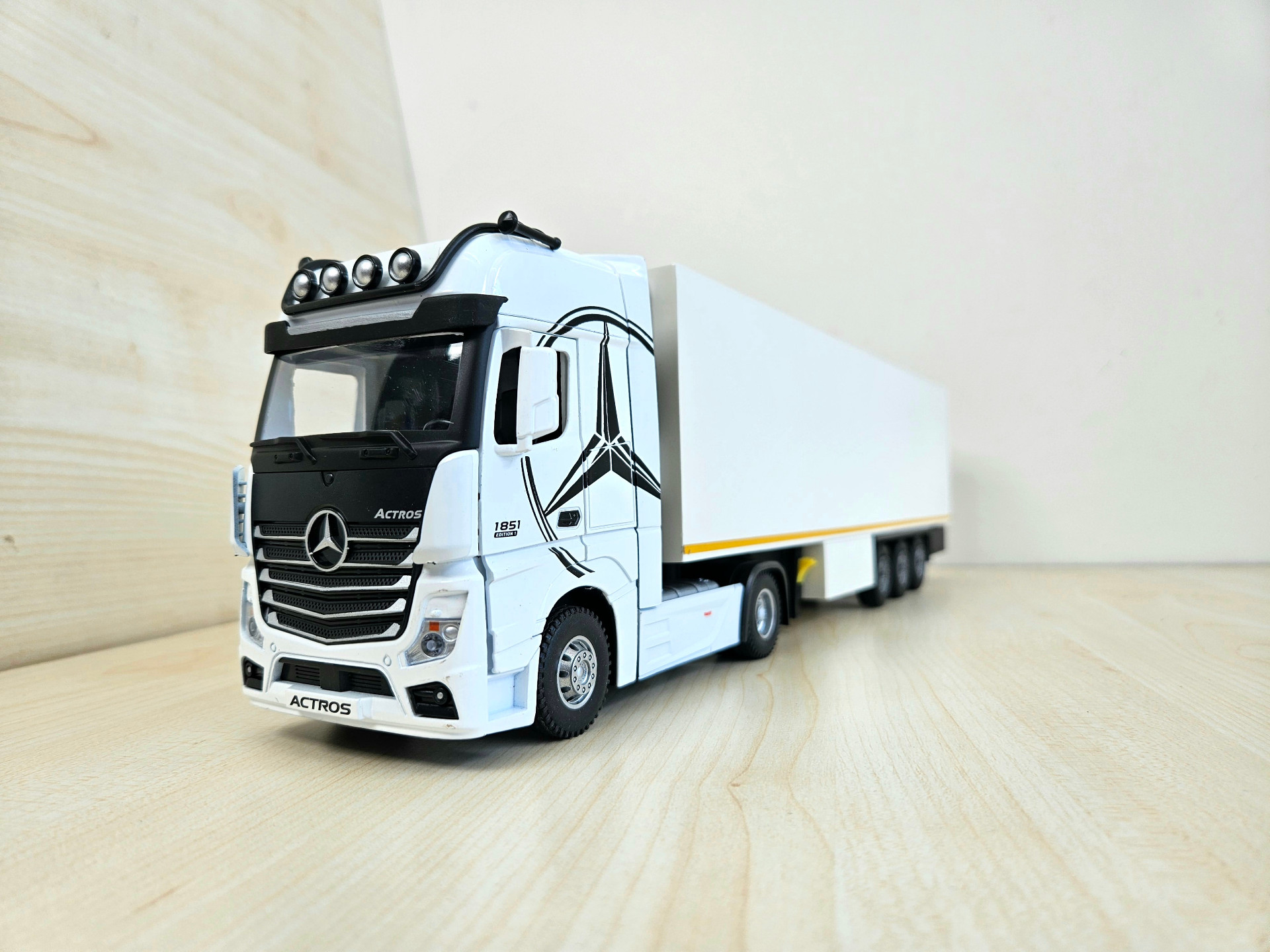 1/36 BEYAZ MERCEDES ACTROS 1851 FRIGO DORSELİ TIR MAKETİ