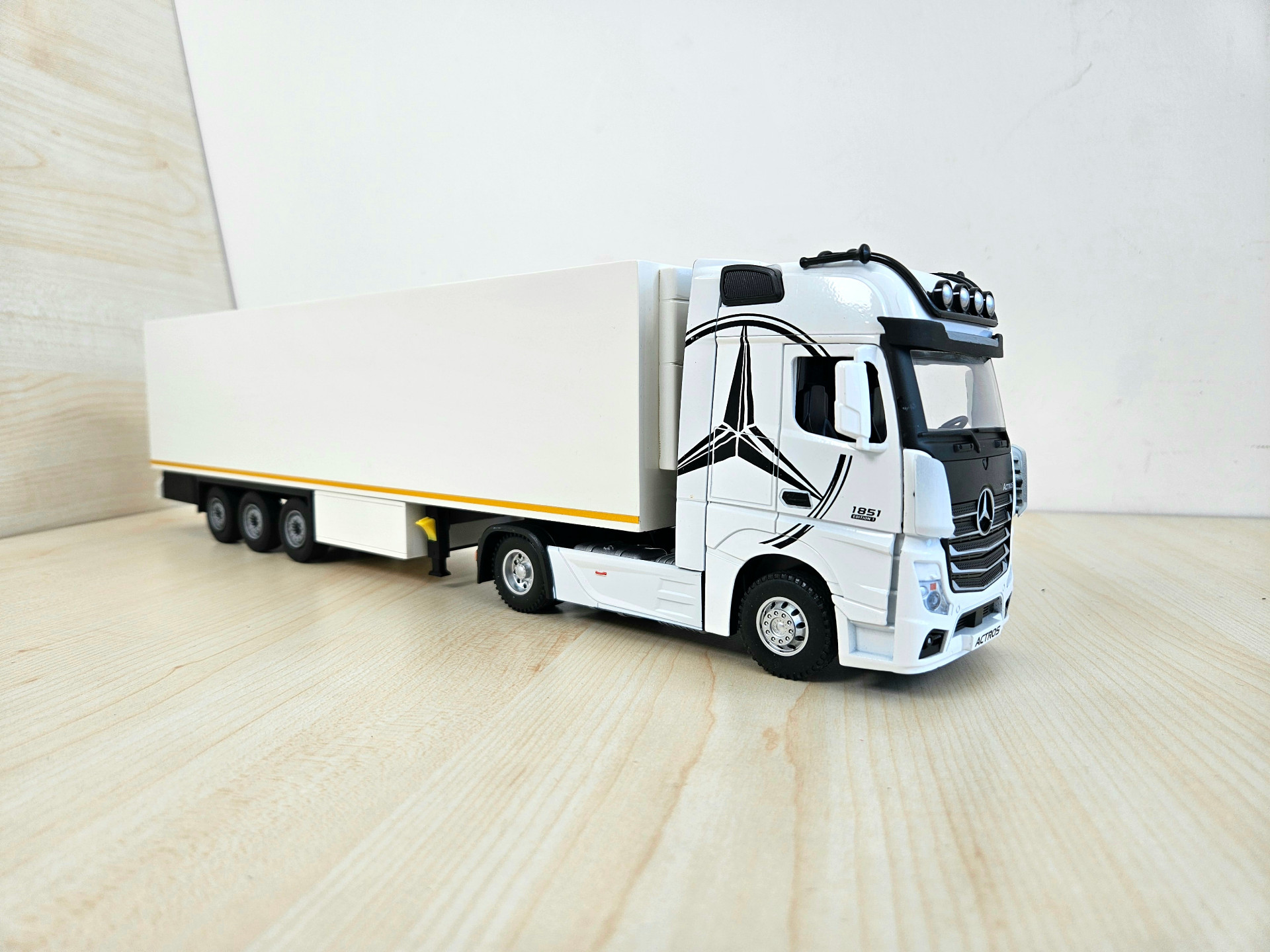 1/36 BEYAZ MERCEDES ACTROS 1851 FRIGO DORSELİ TIR MAKETİ