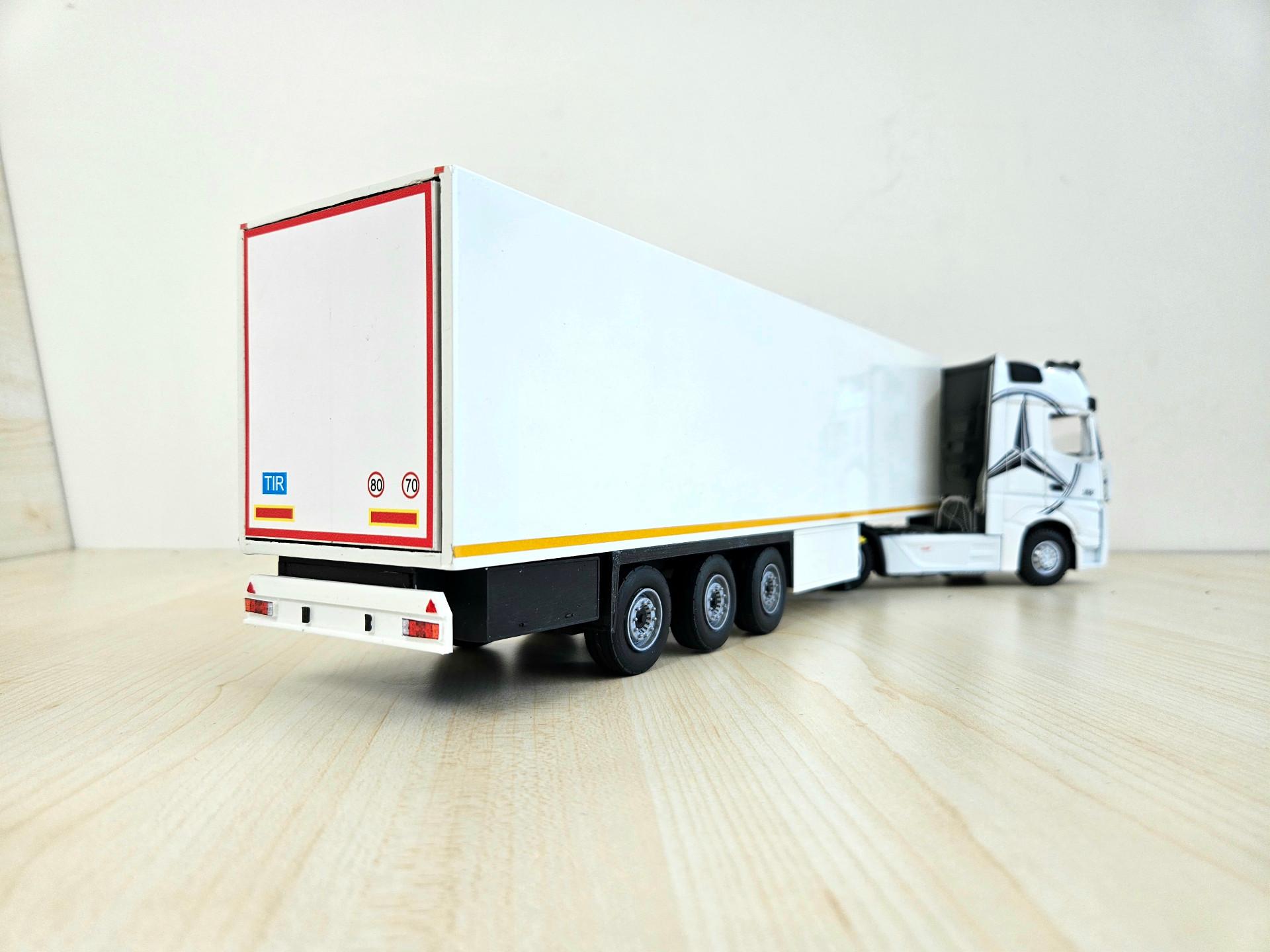 1/36 BEYAZ MERCEDES ACTROS 1851 FRIGO DORSELİ TIR MAKETİ