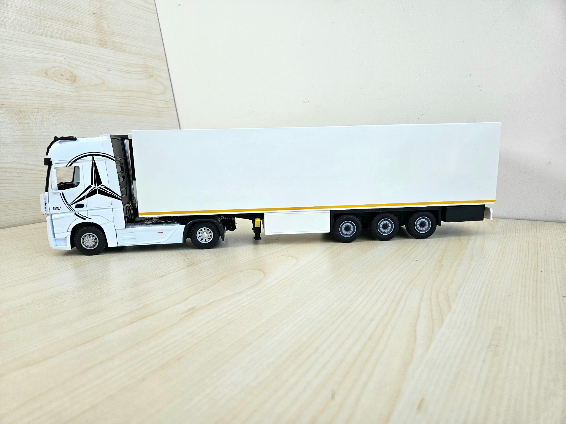 1/36 BEYAZ MERCEDES ACTROS 1851 FRIGO DORSELİ TIR MAKETİ