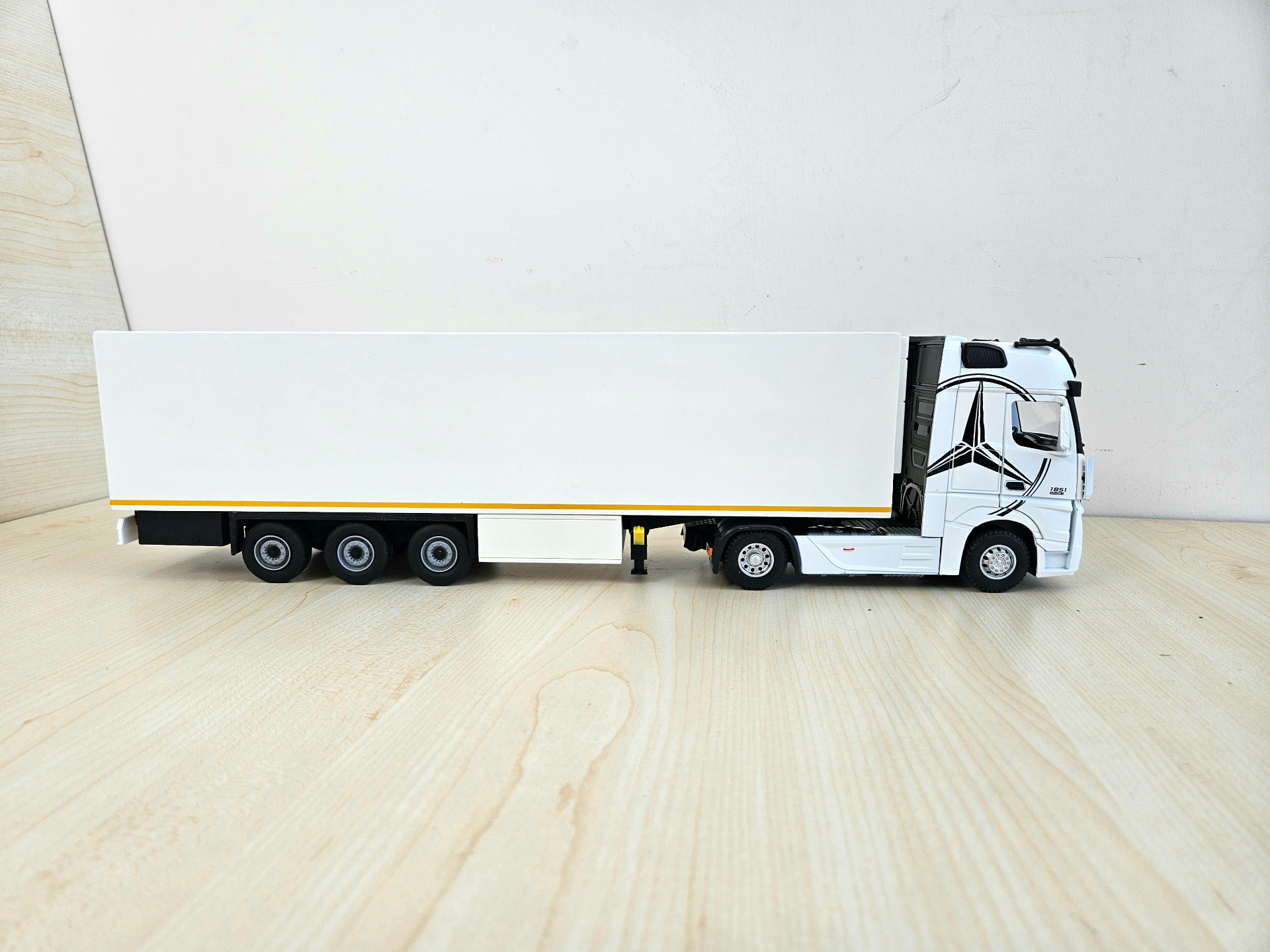 1/36 BEYAZ MERCEDES ACTROS 1851 FRIGO DORSELİ TIR MAKETİ