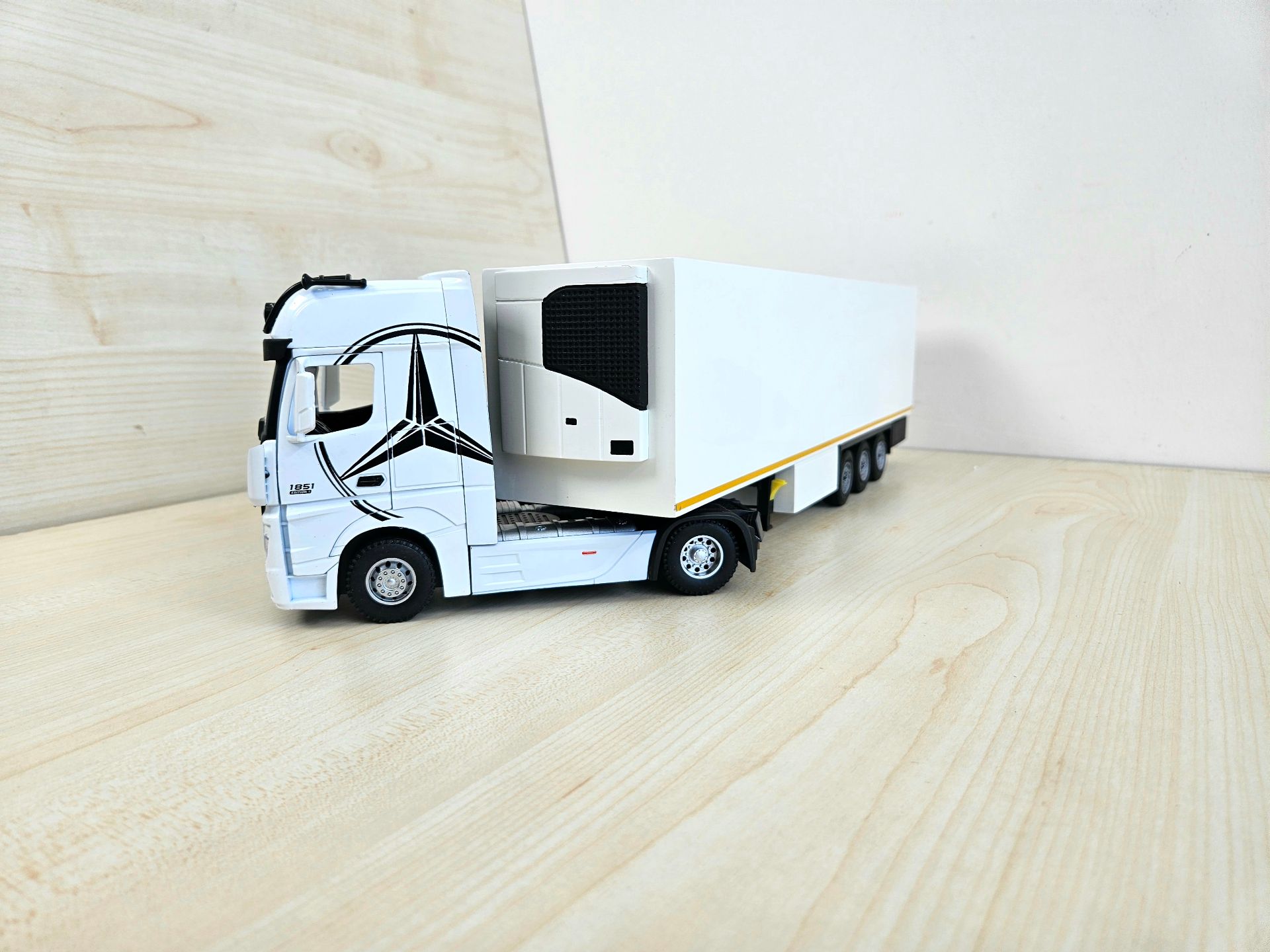 1/36 BEYAZ MERCEDES ACTROS 1851 FRIGO DORSELİ TIR MAKETİ