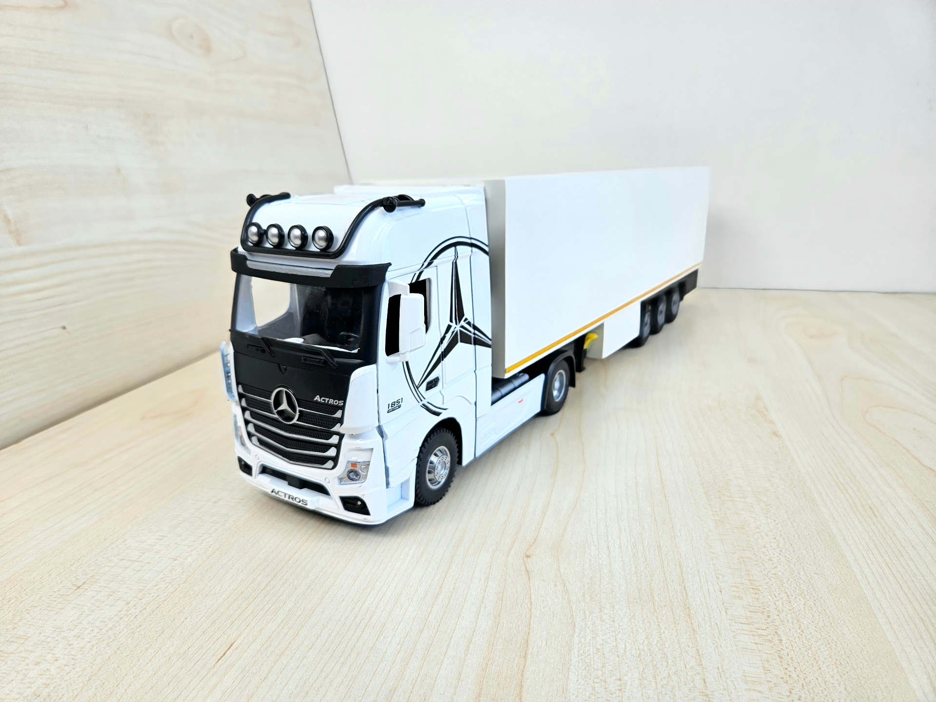 1/36 BEYAZ MERCEDES ACTROS 1851 FRIGO DORSELİ TIR MAKETİ