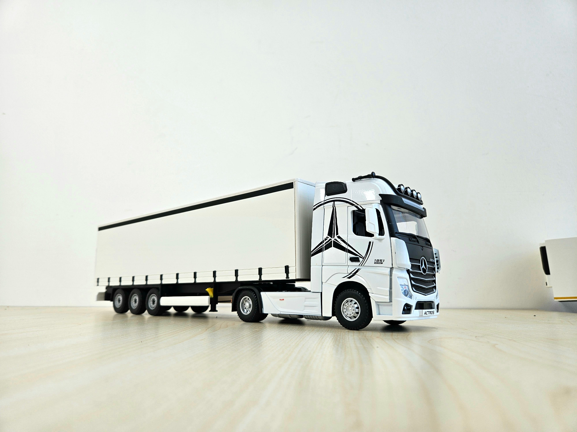 1/36 BEYAZ MERCEDES ACTROS 1851 TENTE DORSELİ TIR MAKETİ