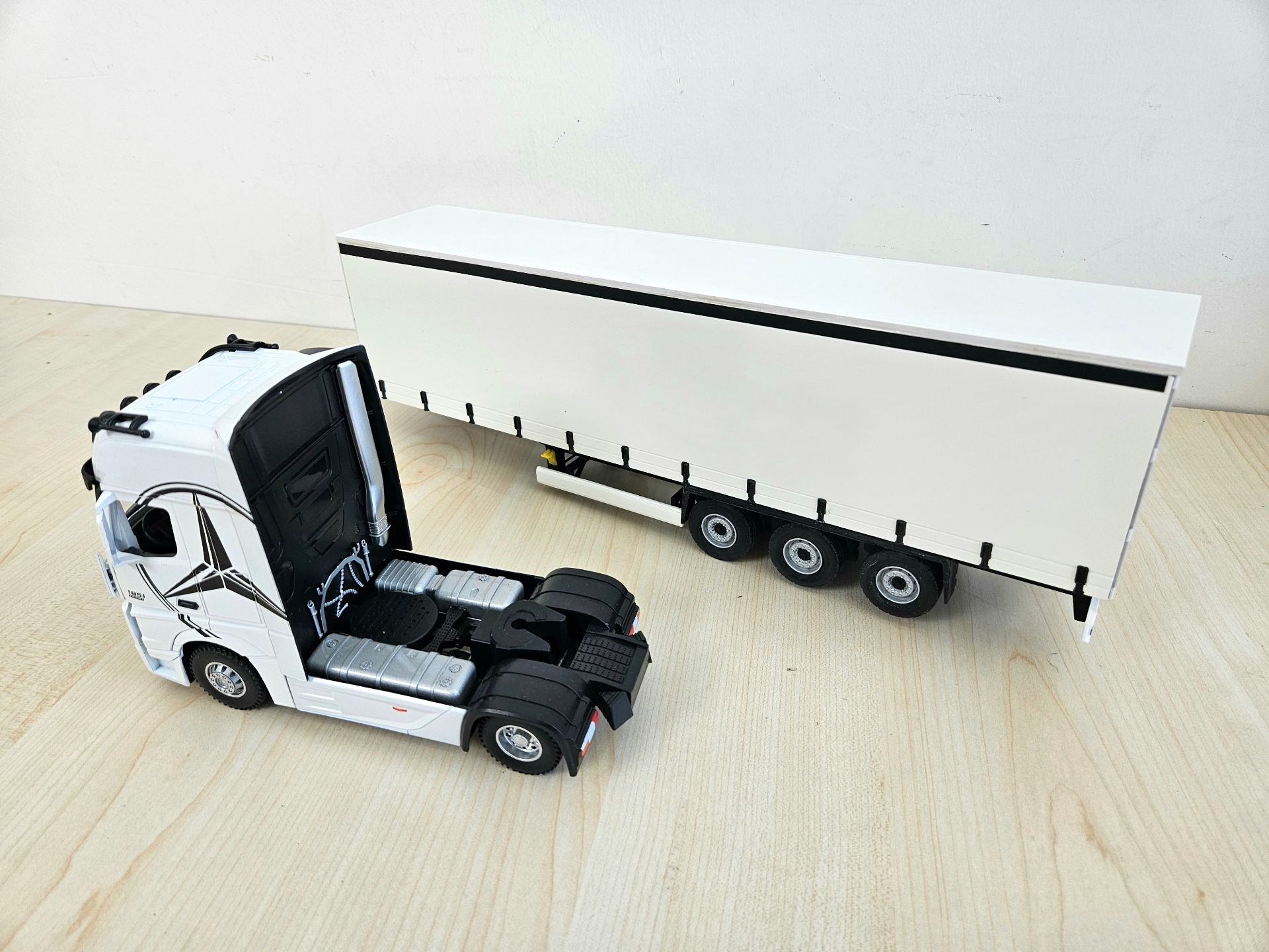 1/36 BEYAZ MERCEDES ACTROS 1851 TENTE DORSELİ TIR MAKETİ