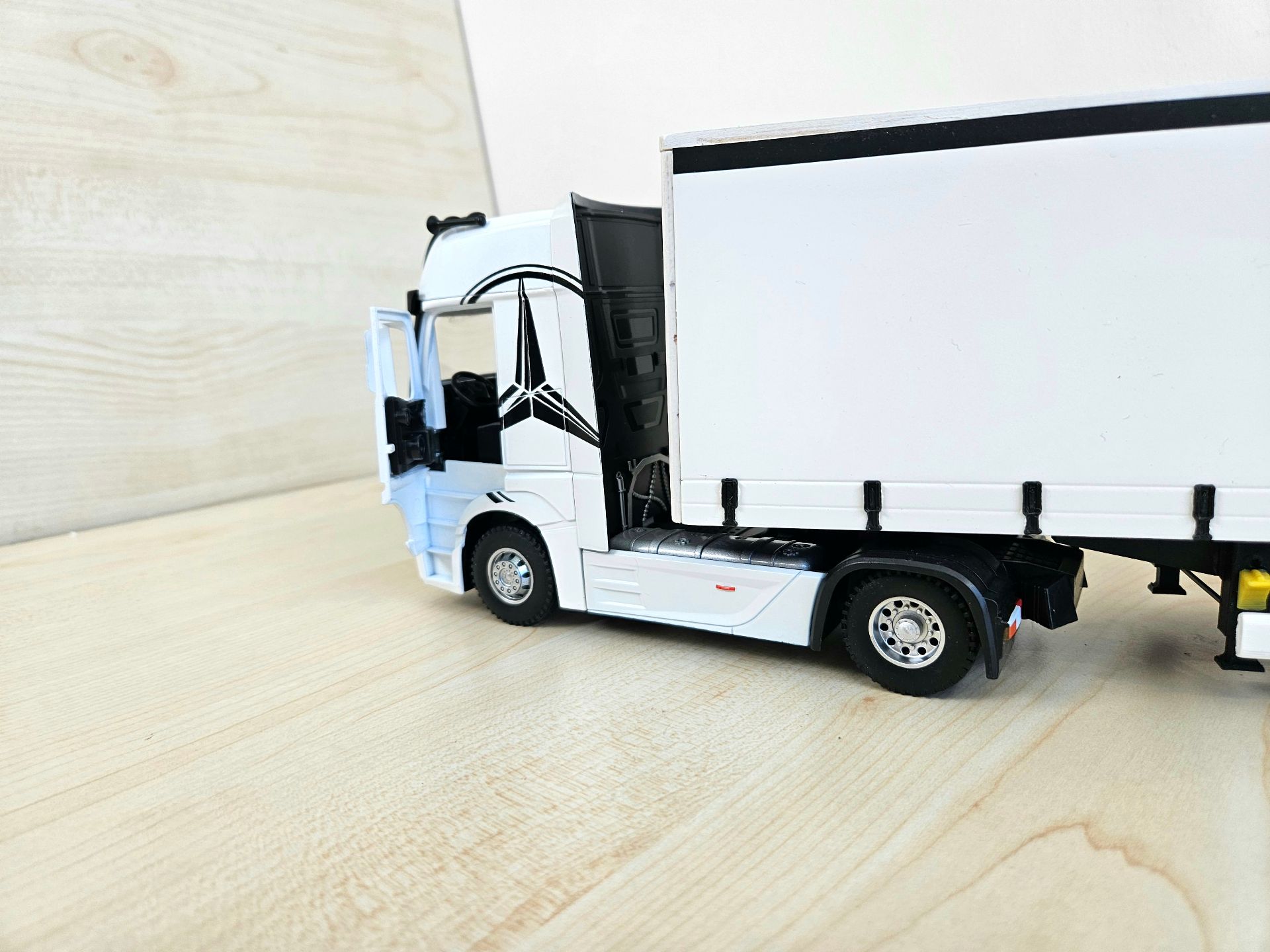 1/36 BEYAZ MERCEDES ACTROS 1851 TENTE DORSELİ TIR MAKETİ