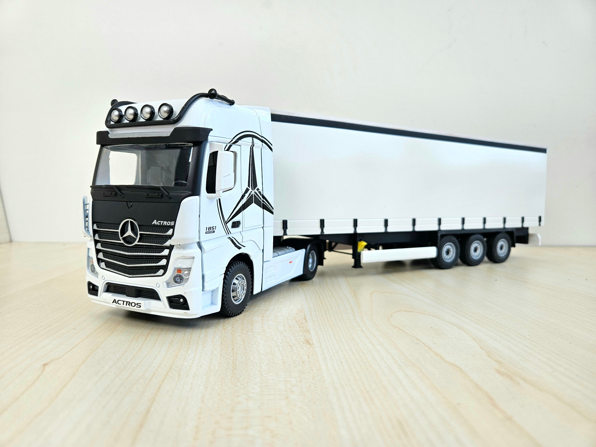 1/36 BEYAZ MERCEDES ACTROS 1851 TENTE DORSELİ TIR MAKETİ