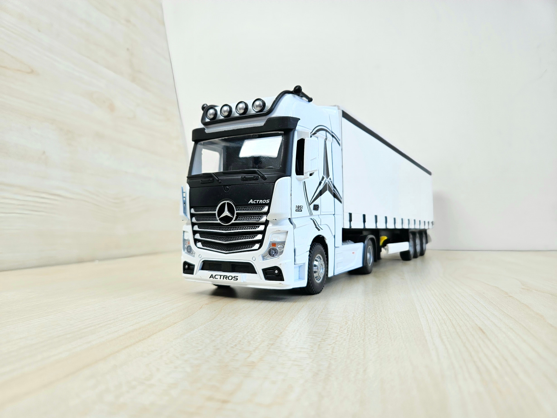 1/36 BEYAZ MERCEDES ACTROS 1851 TENTE DORSELİ TIR MAKETİ