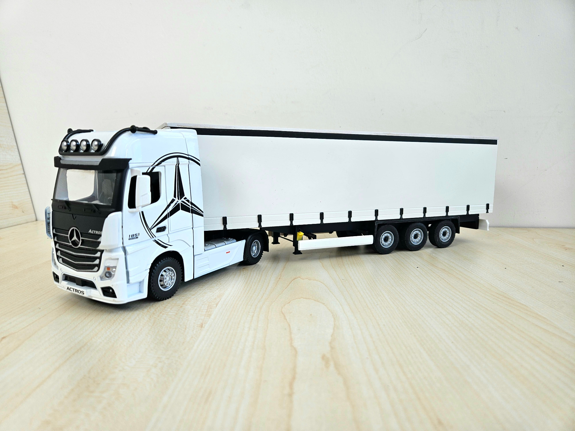 1/36 BEYAZ MERCEDES ACTROS 1851 TENTE DORSELİ TIR MAKETİ