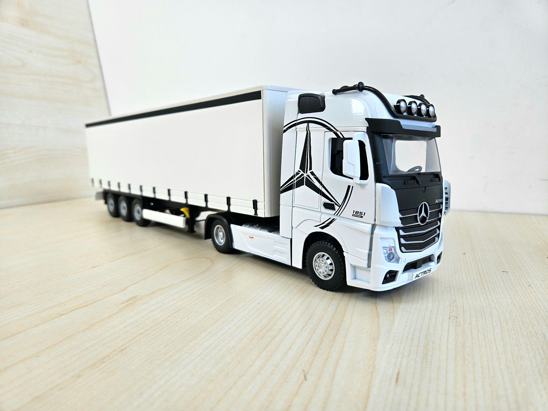 1/36 BEYAZ MERCEDES ACTROS 1851 TENTE DORSELİ TIR MAKETİ